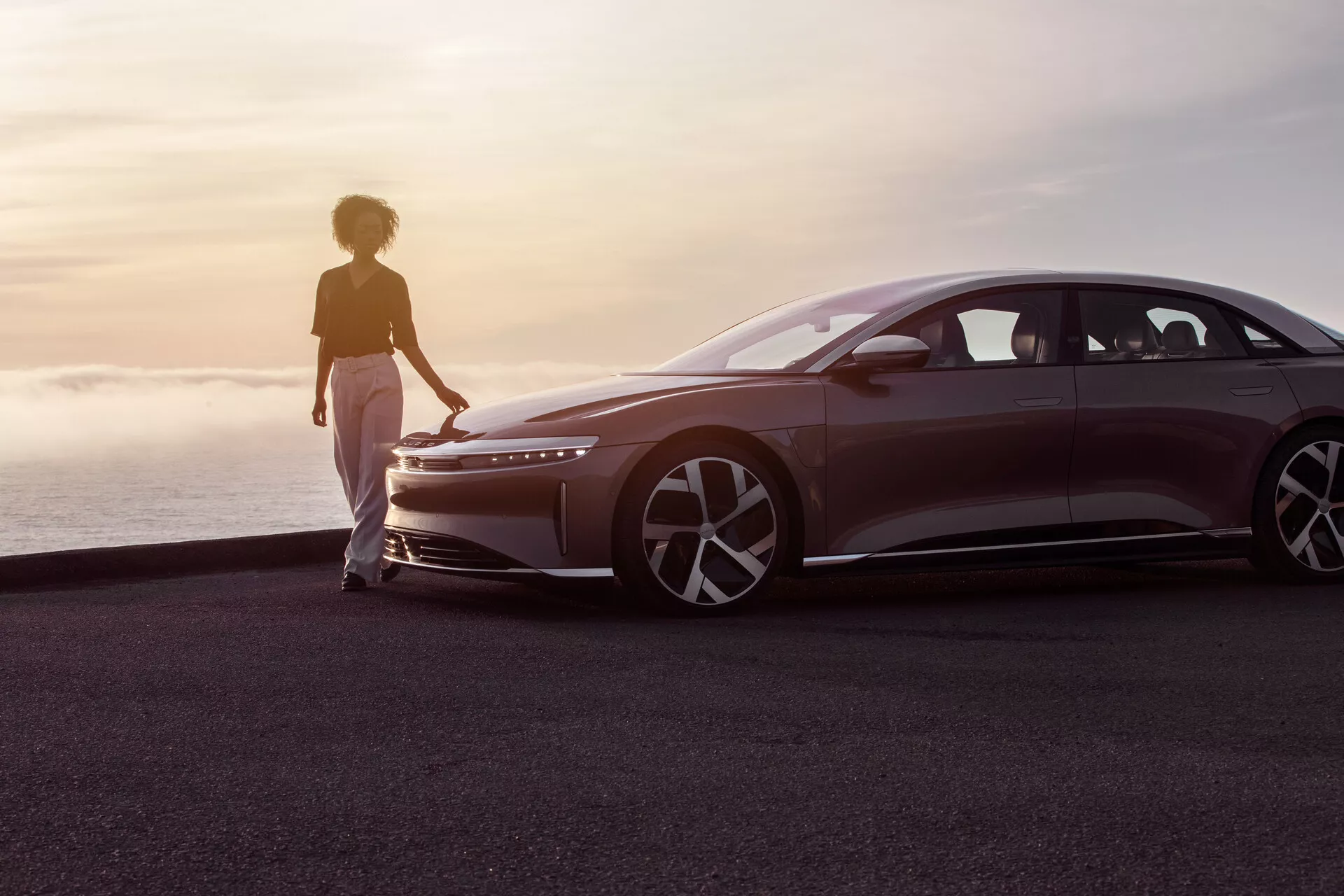 Lucid Air 2022 (1. generacja) luksusowy sedan elektryczny z eleganckim designem zewnętrznym, nowoczesnymi reflektorami i tylnymi lampami, stylowymi felgami i zaawansowaną technologią autonomicznej jazdy.