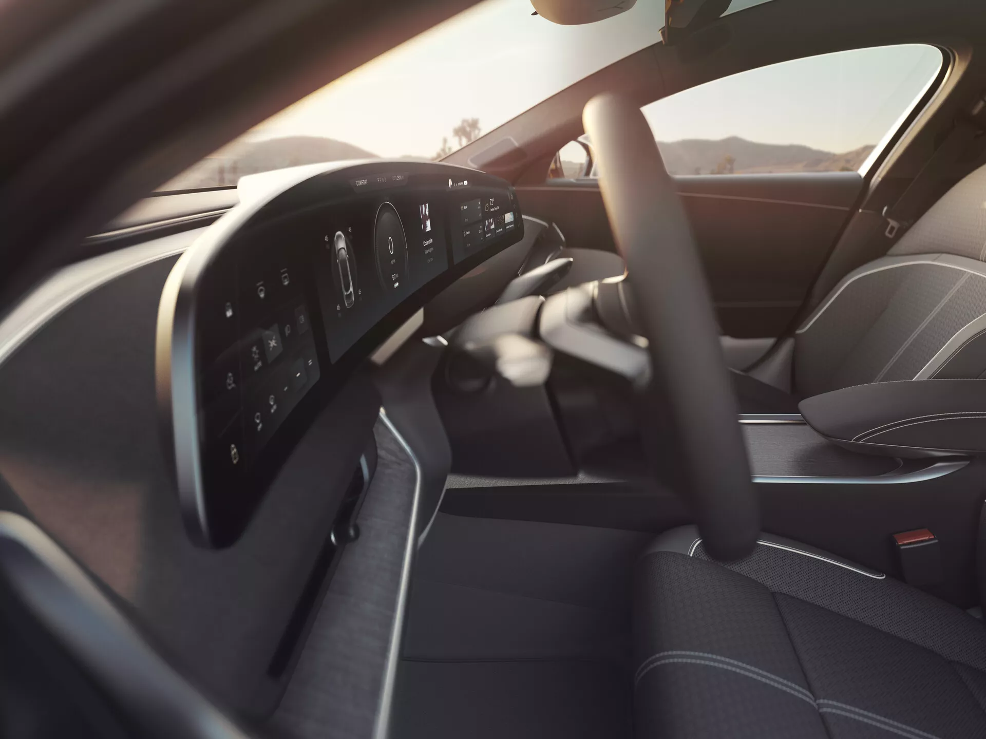 Wnętrze Lucid Air 2022 pierwszej generacji widziane z miejsca pasażera, z nowoczesną wielofunkcyjną kierownicą z przyciskami sterującymi, w pełni cyfrowym zestawem wskaźników, częścią eleganckiej konsoli środkowej, wysokiej jakości wyprofilowanym fotelem kierowcy i panelem drzwi kierowcy z przyciskami do sterowania oknami i lusterkami elektrycznymi, wszystko oświetlone łagodnym naturalnym światłem.