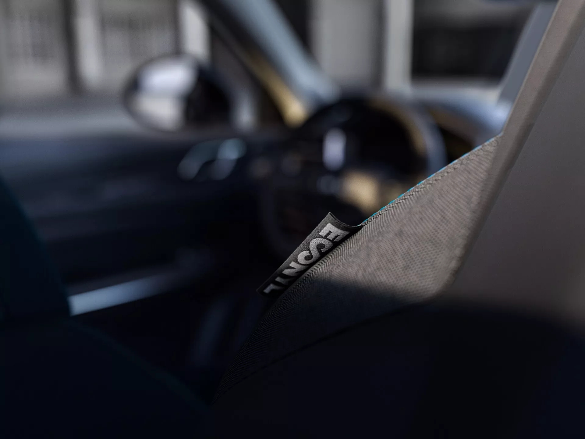 Lynk & Co 01 2021 (1. generacja) w dynamicznej pozie, z eleganckim wzornictwem i nowoczesną technologią