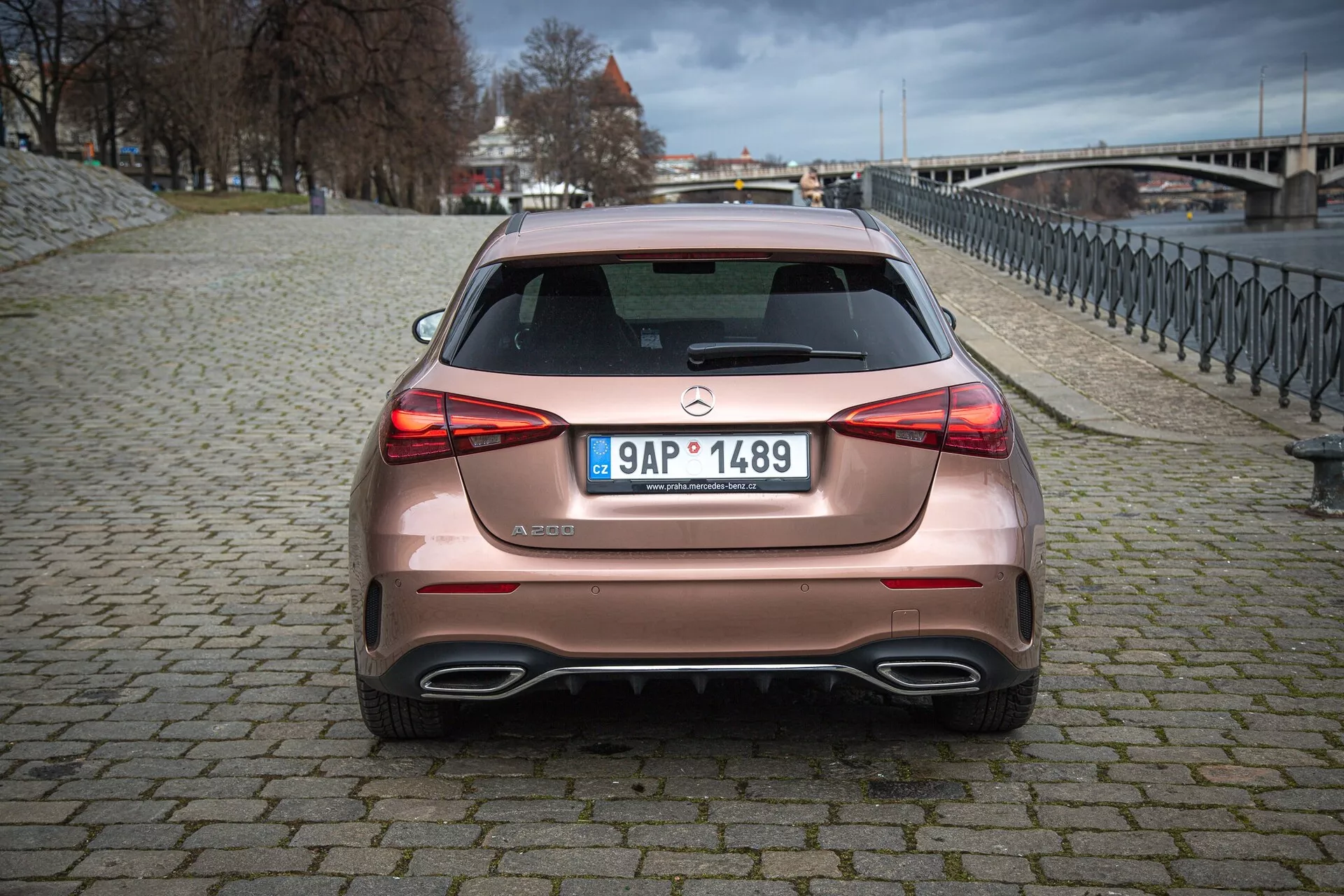 Mercedes-Benz Klasy A z 2022 roku w eleganckiej srebrnej karoserii prezentuje dynamiczny design i zaawansowane funkcje technologiczne