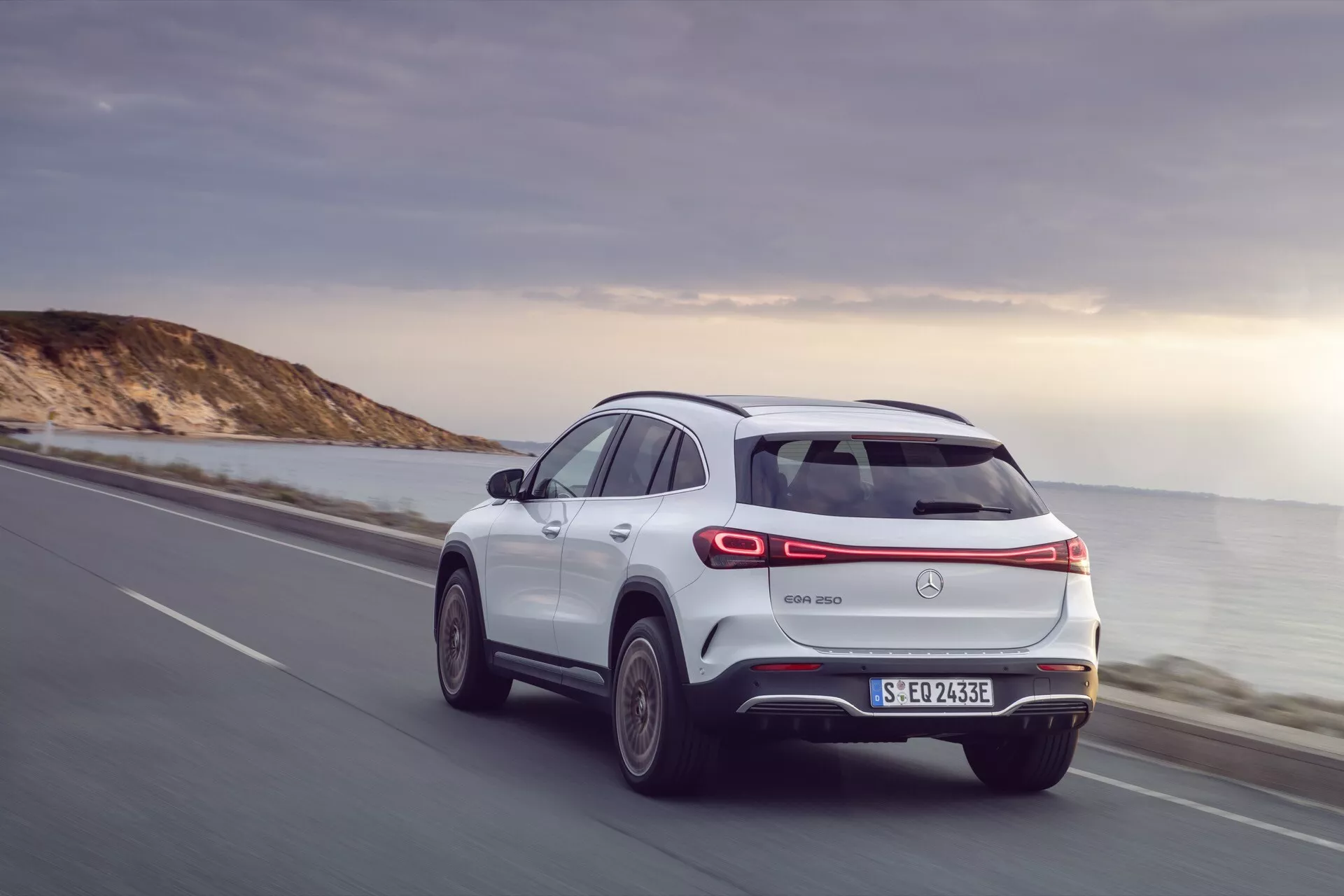 Boczny widok elektrycznego SUV Mercedes-Benz EQA 243 z 2021 roku na autostradzie