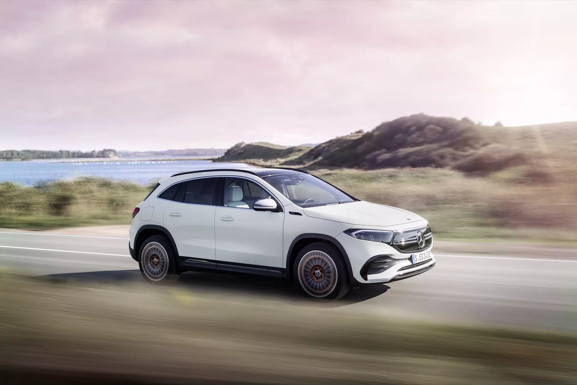 Mercedes-Benz EQA 243 z 2021 roku prezentujący elegancki design i elektryczny układ napędowy w dynamicznej pozie