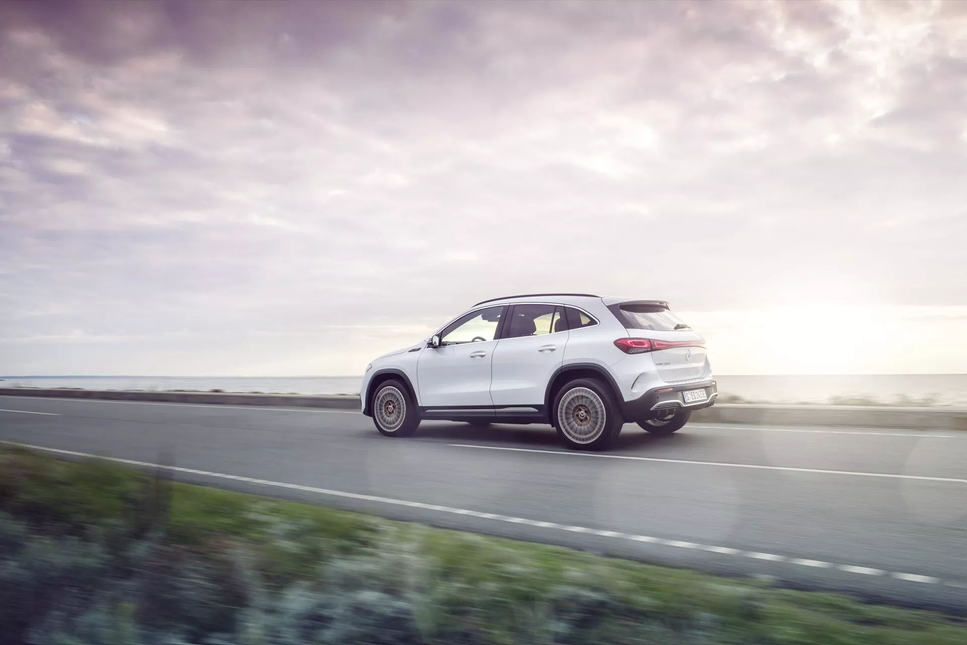 Widok z przodu modelu Mercedes-Benz EQA 2021 numer 243 z eleganckimi reflektorami i elektryczną kratą