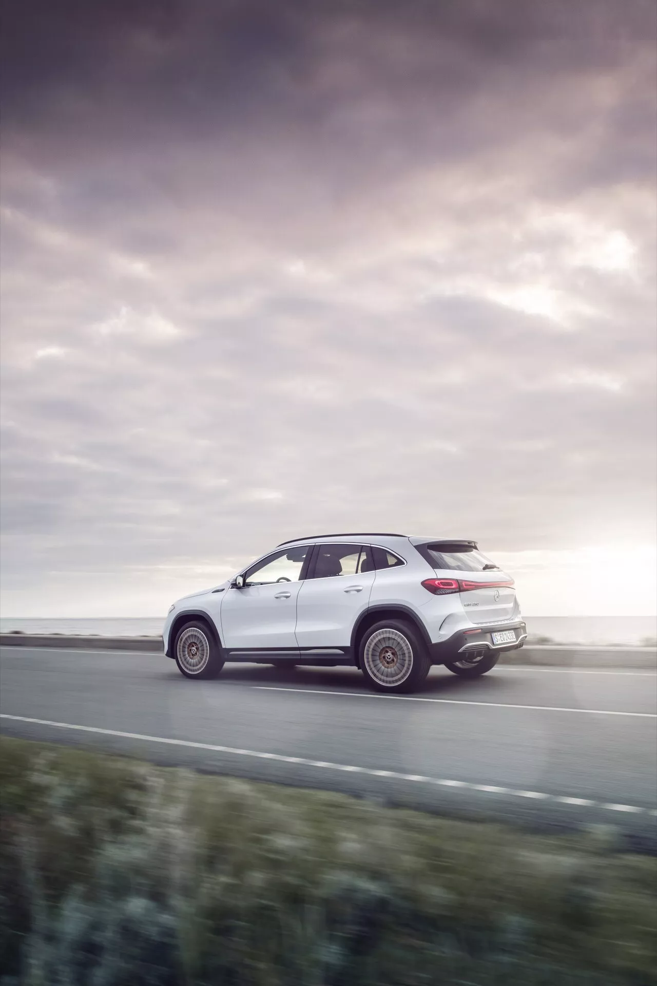 Mercedes-Benz EQA 2021 (243) w eleganckim srebrze prezentujący strumieniowe linie i innowacyjną technologię elektryczną