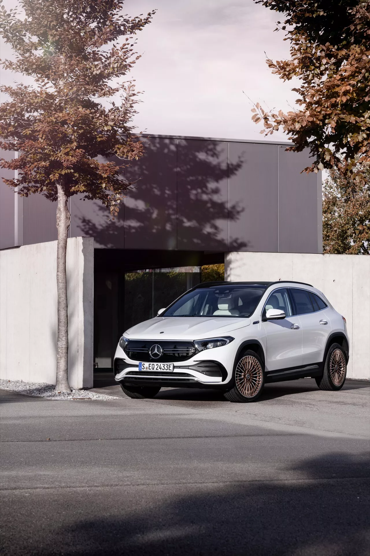 Elektryczny SUV Mercedes-Benz EQA 243 z 2021 roku w kolorze szarym, widok z boku