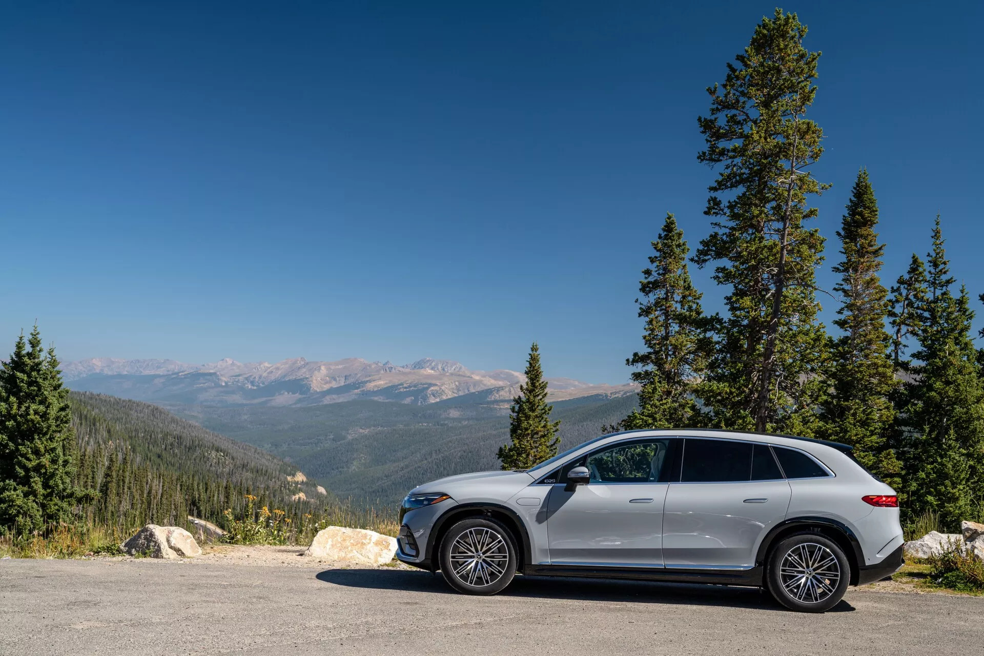 Mercedes EQS SUV 2022 - Model 296, prezentujący eleganckie i wyszukane elektryczne SUV z luksusowym wnętrzem, zaawansowanymi technologiami takimi jak Hyperscreen, przestronnymi siedzeniami oraz eleganckim designem zewnętrznym z reflektorami LED i aerodynamicznie zoptymalizowanymi liniami nadwozia.