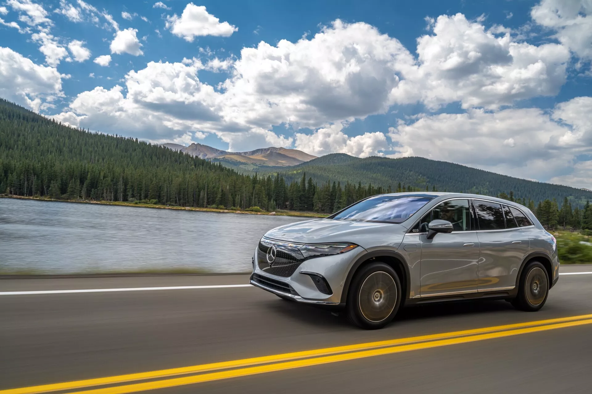 Mercedes EQS SUV 2022 o eleganckim designie, z najnowocześniejszą technologią, luksusowym wnętrzem i ekologicznym elektrycznym układem napędowym.