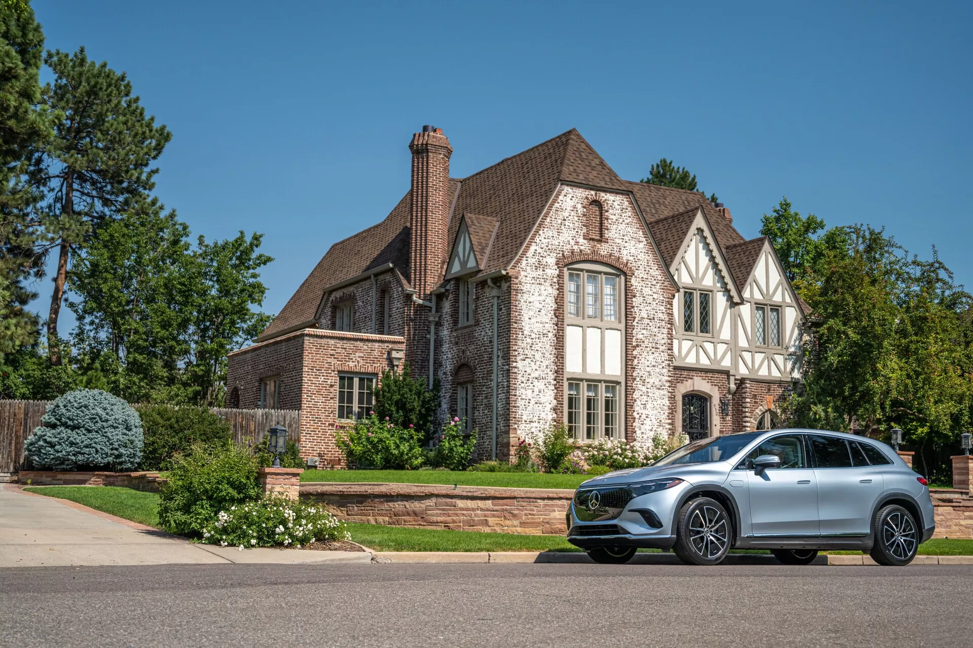 Mercedes EQS-SUV 296 z 2022 roku, prezentujący swoje eleganckie i stylowe wykończenie wraz z przestronnym wnętrzem i nowoczesną technologią.