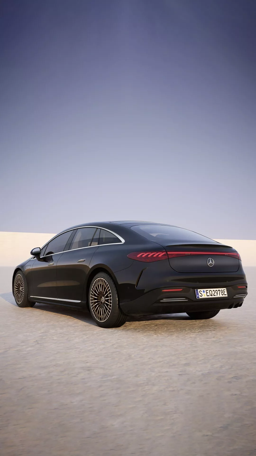Boczny profil czarnej luksusowej limuzyny Mercedes-Benz EQS 297 Facelift 2024 na tle pustyni, z dużymi kołami ze stopu, eleganckim designem fastback, nowoczesnymi poziomymi światłami tylnymi i zaawansowanymi funkcjami zewnętrznymi