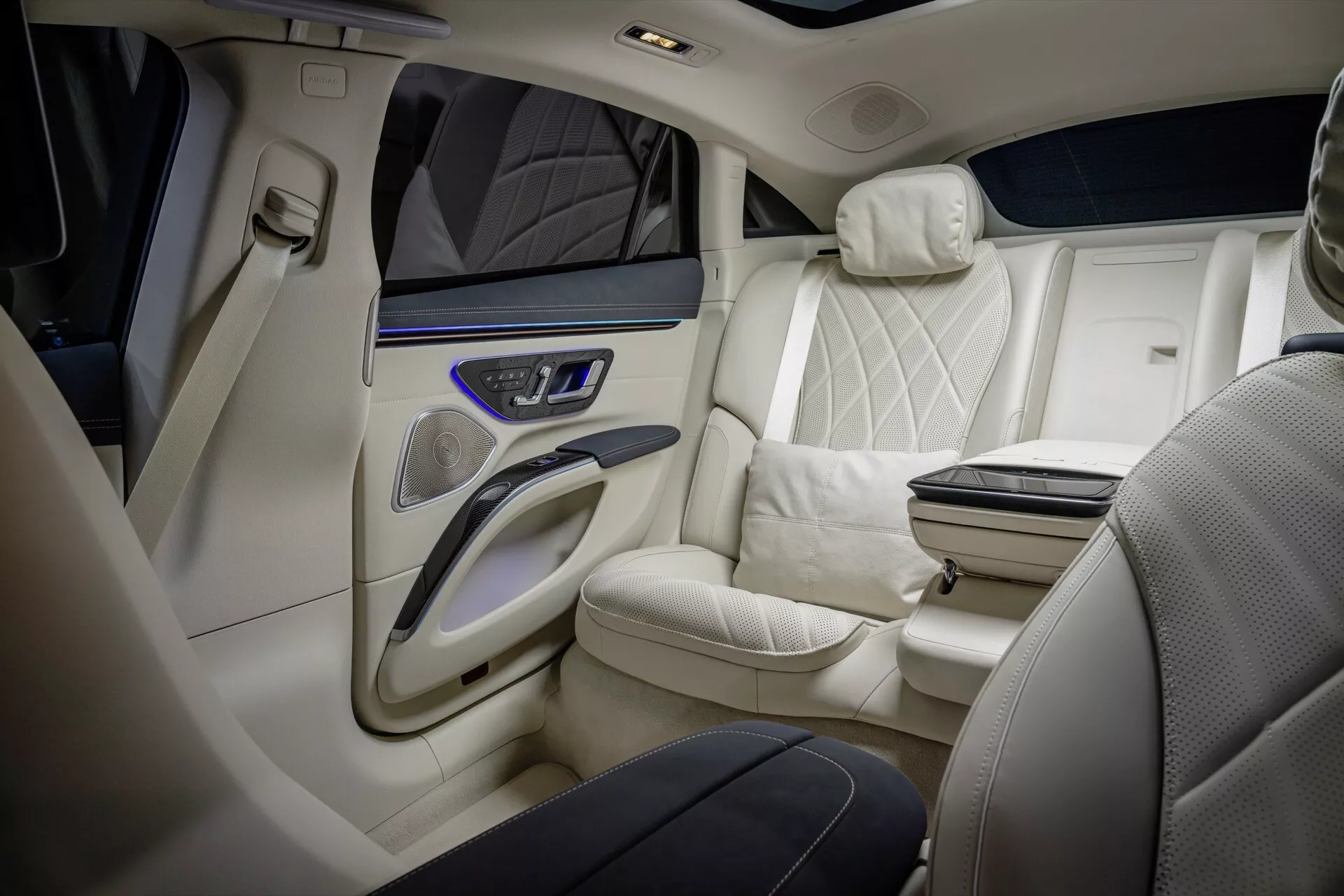 Widok wnętrza Mercedes-Benz EQS 297 facelift 2024 z luksusowymi skórzanymi siedzeniami z pikowanym wzorem, dwukolorową kolorystyką i zaawansowanymi funkcjami z diagonalnej perspektywy