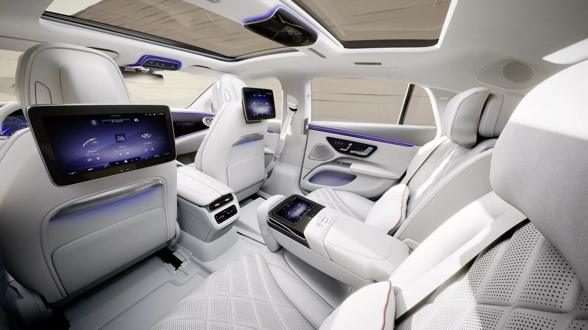 Wnętrze Mercedes-Benz EQS facelift 2024 podkreślające luksusową tylną część pasażerską z siedzeniami z białej skóry premium, zaawansowanymi ekranami rozrywki i eleganckim oświetleniem ambientowym