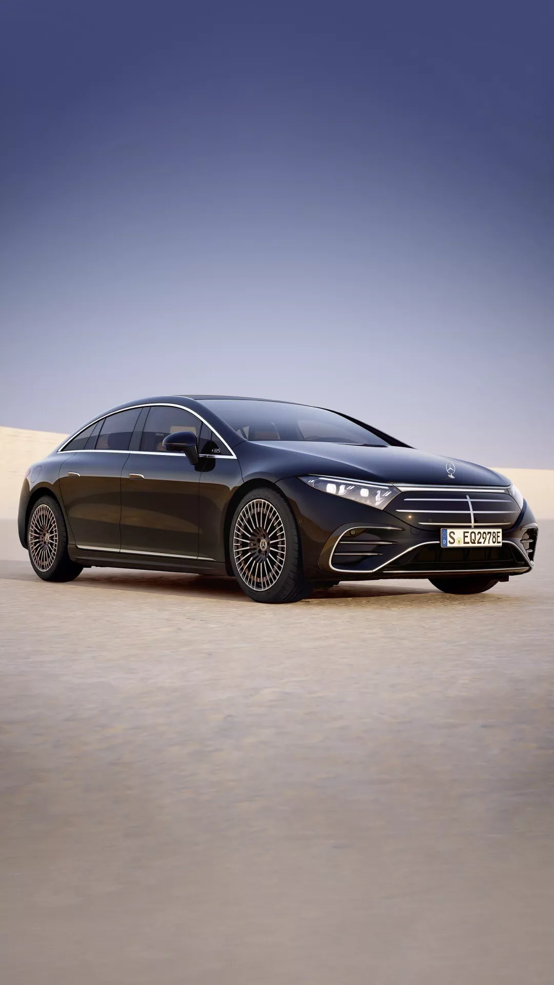 Widok boczny Mercedes-Benz EQS Facelift 2024 prezentujący nowoczesny design sedana z premiumowymi kołami z stopu, elegancką aerodynamiką i przyciemnianymi szybami na tle z gradientem w studio