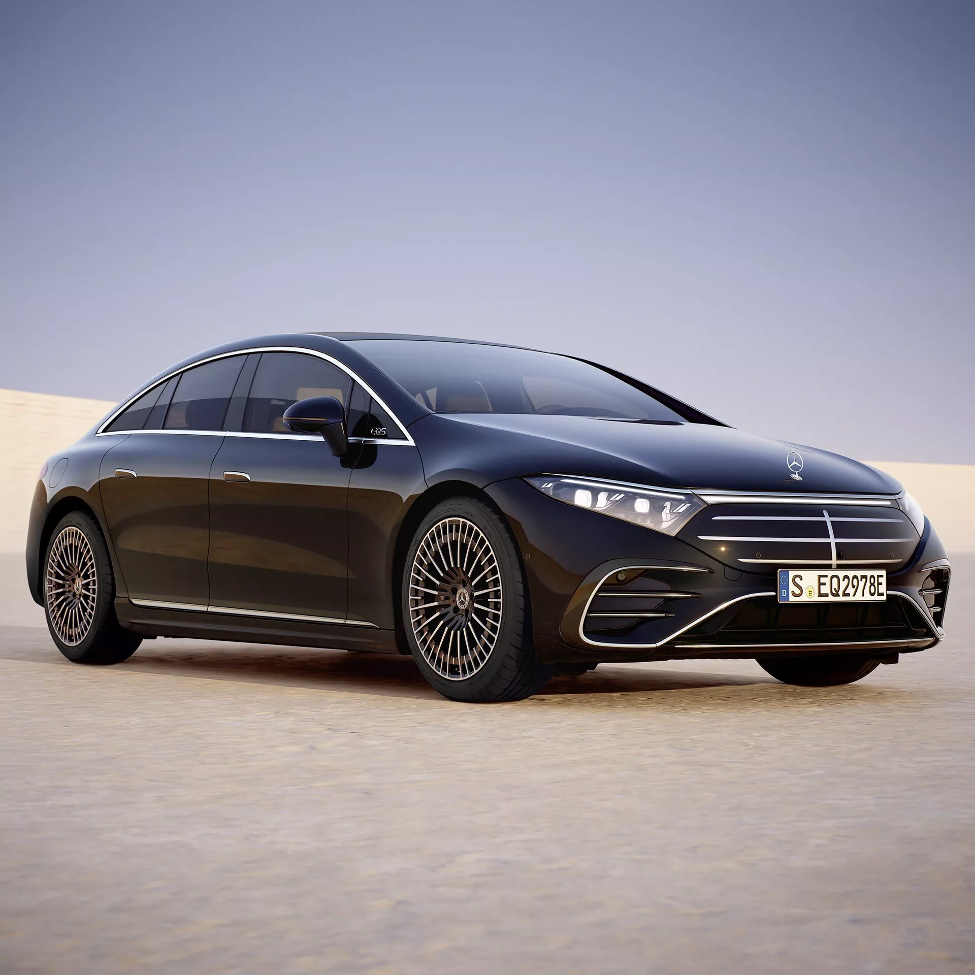 Boczny profil Mercedes-Benz EQS 297 facelifting 2024 na pustyni, pokazujący reflektory LED, aerodynamiczne karoserię z wpuszczanymi klamkami, smukłą atrapę z emblematem, eleganckie lusterka boczne oraz duże felgi aluminiowe
