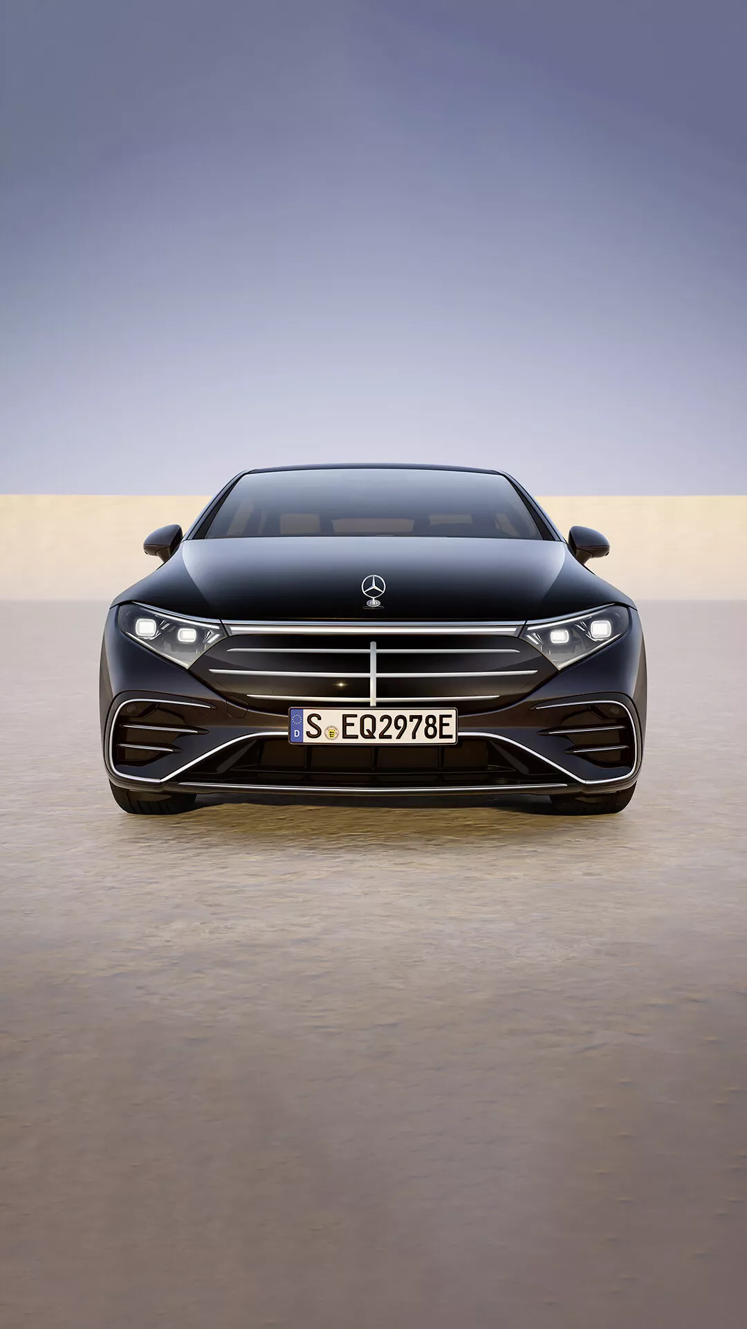 Odświeżenie Mercedes-Benz EQS 297 z 2024 roku z przednim grillem i zderzakiem oraz poziomymi światłami do jazdy dziennej na polerowanej powierzchni z gradientowym tłem
