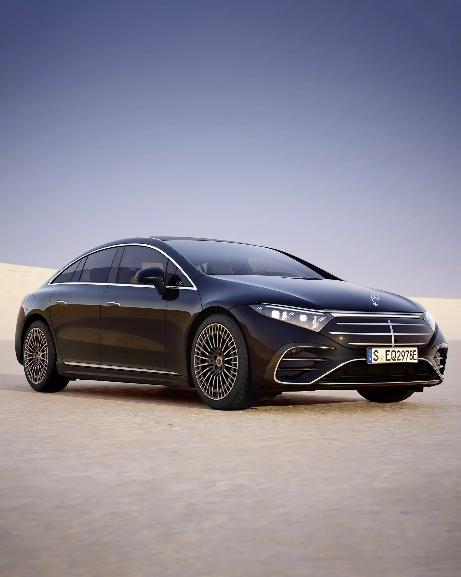 Mercedes-Benz EQS facelift model 2024 na pustynnym tle z LEDowymi światłami, dużymi felgami aluminiowymi i zaawansowaną aerodynamiką