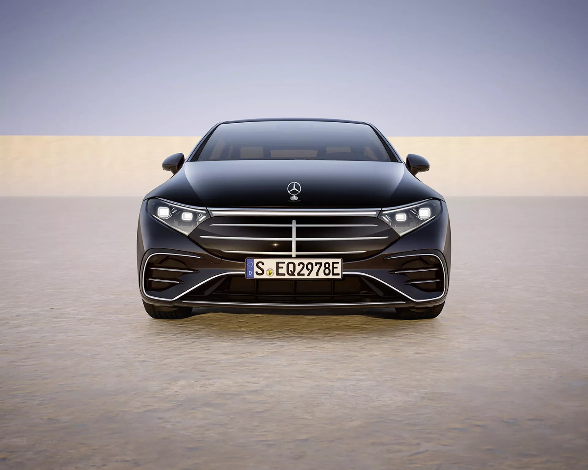 Mercedes-Benz EQS 297 facelifting 2024 sfotografowany z przodu, prezentujący jego aerodynamiczny projekt przedni, reflektory LED i emblemat na gładkim panelu na tle delikatnie oświetlonym, ilustrujący jego luksusowe i zaawansowane funkcje elektrycznego pojazdu