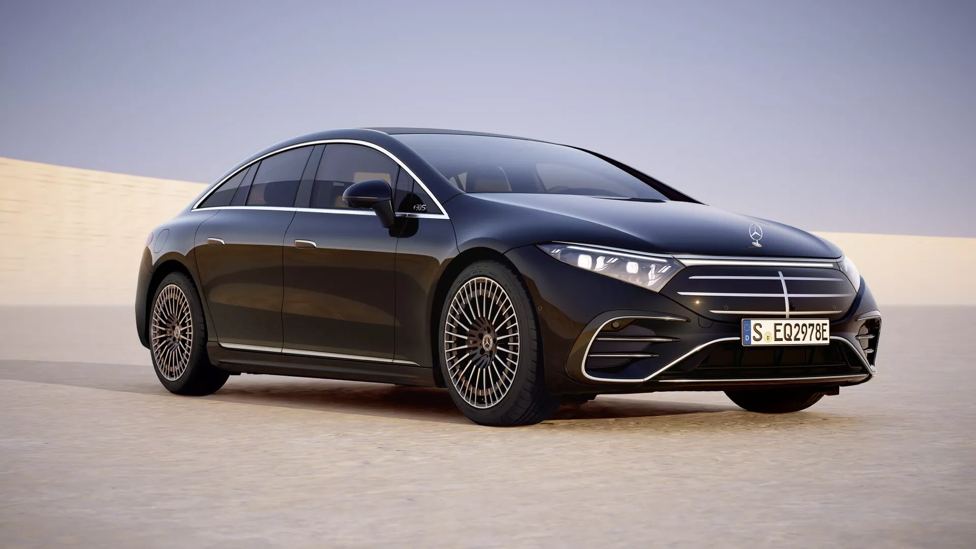 Luksusowa limuzyna Mercedes-Benz EQS 2024 pod kątem trzy czwarte od przodu prezentująca swoje reflektory LED, dużą przednią kratkę, wieloramienne koło z aluminium i elegancki design na tle pustyni