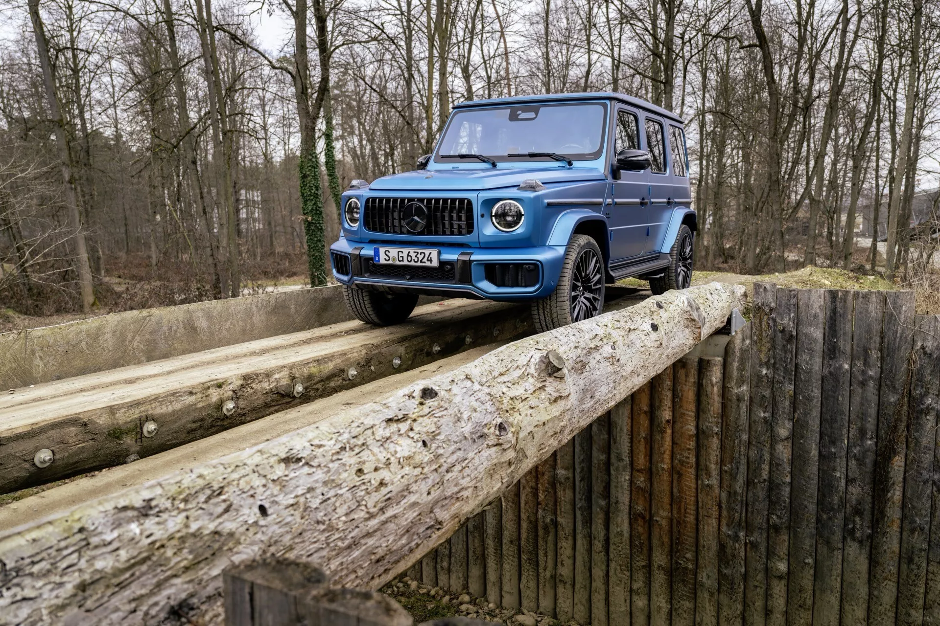 Mercedes-Benz Klasa G model 465 z 2024 roku prezentujący swój elegancki design i zaawansowane funkcje