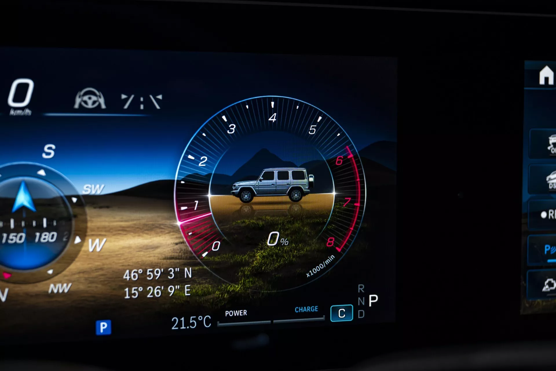 Zbliżenie na cyfrowy panel rozdzielczy Mercedes-Benz G-Klasse 2024 przedstawiający zestaw wskaźników terenowych z grafiką SUV, obrotomierzem, wskaźnikami mocy i ładowania, kompasem z GPS i czujnikiem temperatury zewnętrznej
