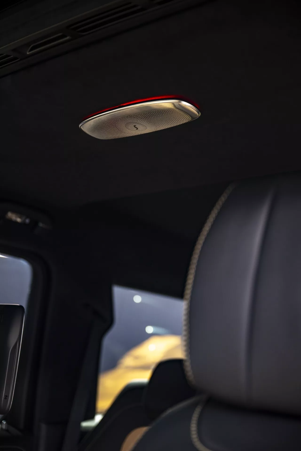 Wnętrze Mercedes-Benz Klasy G 2024 z luksusowym skórzanym zagłówkiem i nowoczesnym panel kontrolny i oświetleniem kabiny