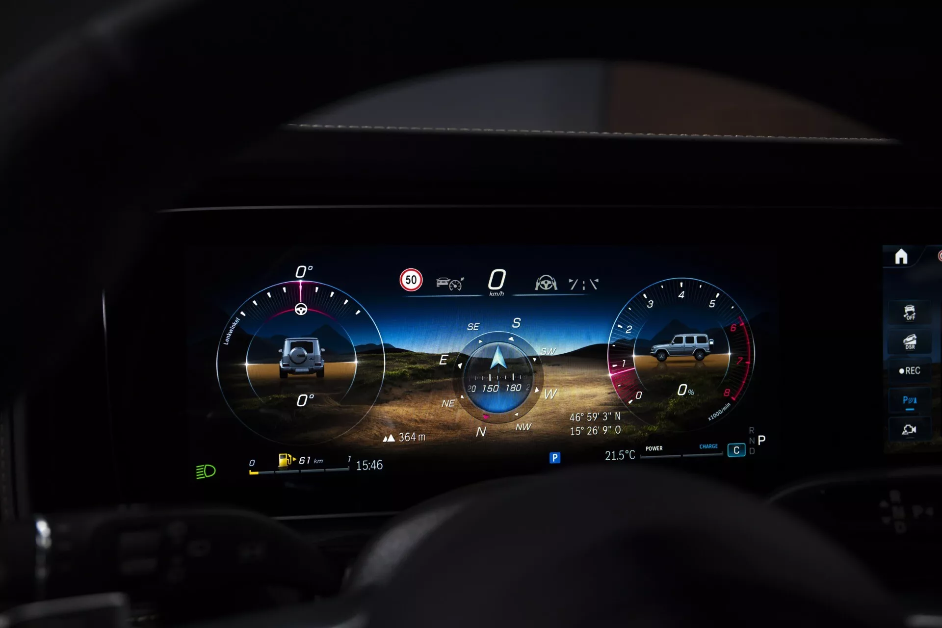 Cyfrowy wyświetlacz deski rozdzielczej Mercedes-Benz G-Klasse 2024 z perspektywy kierowcy pokazujący żywy obrotomierz, prędkościomierz, zaawansowane grafiki systemów wspomagania kierowania z reprezentacjami pasów ruchu, wskaźnik aktywnego tempomatu adaptacyjnego i ikony systemu infotainment
