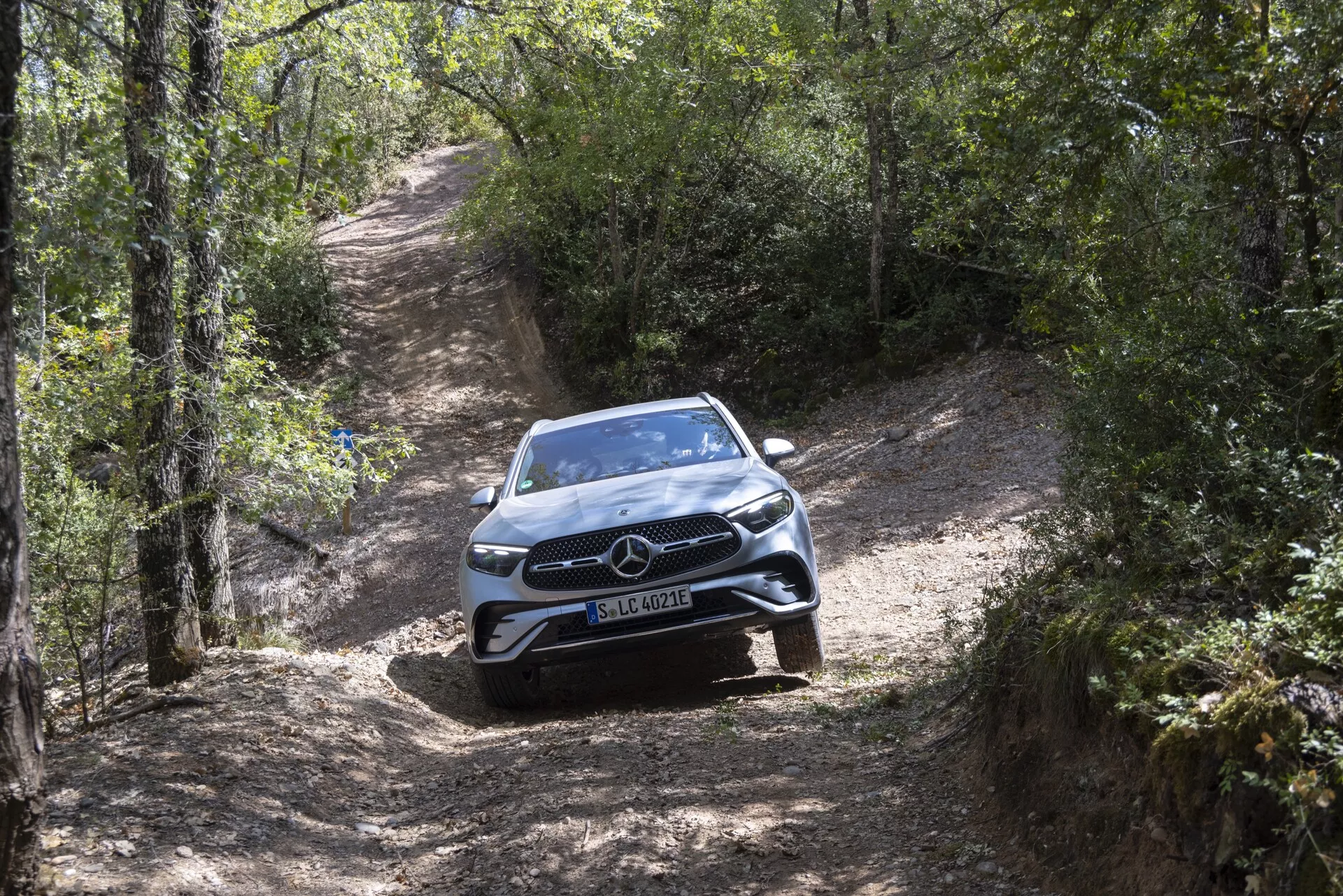 Luksusowy kompaktowy SUV Mercedes GLC (254) 2022 o eleganckim designie nadwozia, zaawansowanych technologiach, zaawansowanych funkcjach bezpieczeństwa i wysokiej jakości wykończeniach wnętrz