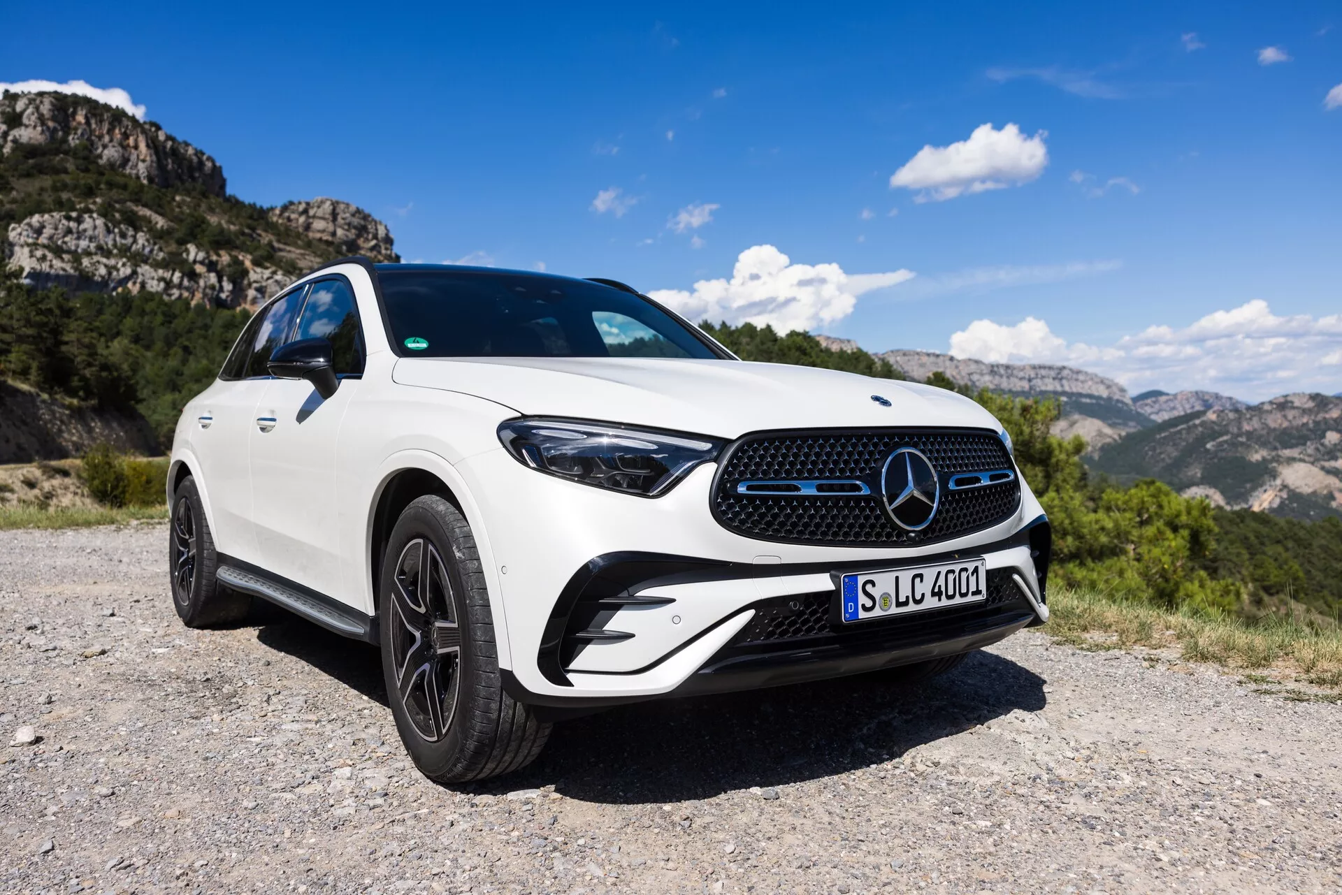 Mercedes GLC 254 z 2022 roku, luksusowy kompaktowy SUV z nowoczesnym designem, zaawansowaną technologią i luksusowym wnętrzem z skórzanymi fotelami, dotykowym wyświetlaczem i panoramicznym dachem