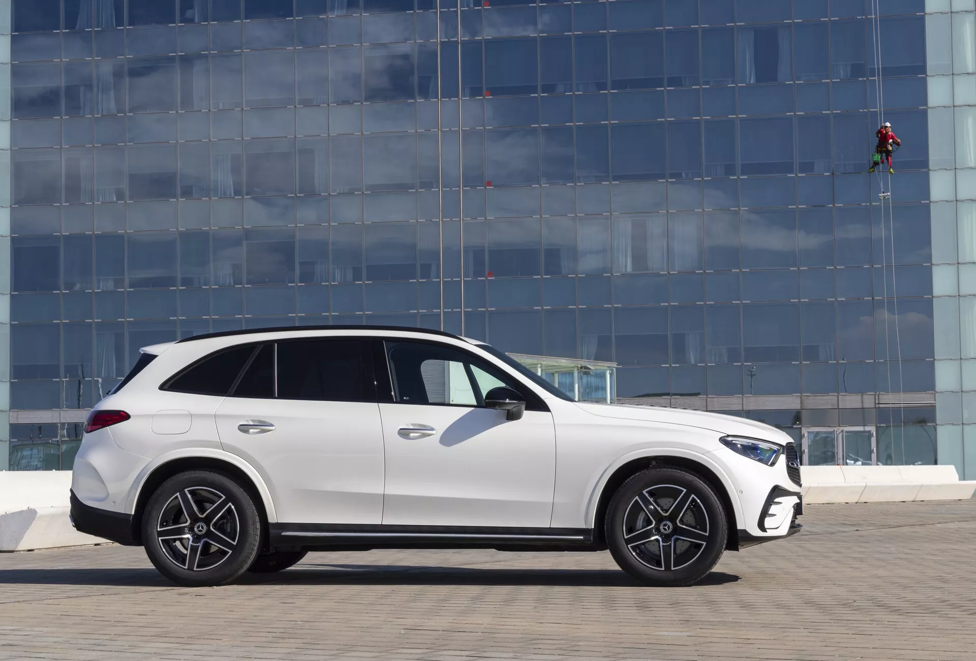 Mercedes GLC 2022 (254) luksusowy SUV z eleganckim, aerodynamicznym designem, reflektorami LED, przestronnymi wnętrzami, zaawansowanym systemem informacyjno-rozrywkowym i funkcjami bezpieczeństwa premium.