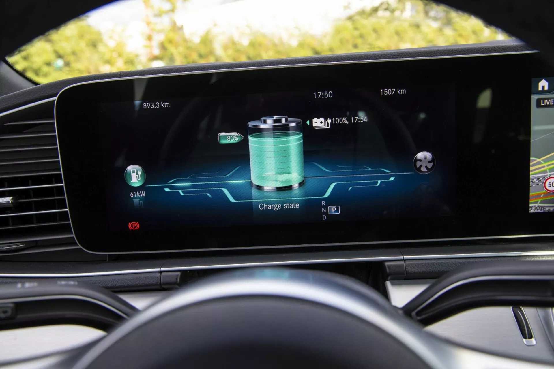 Mercedes-Benz GLE 2019 prezentujący wysokorozdzielcze cyfrowe zegary z wyświetlaniem stanu naładowania baterii, zużycia energii oraz temperatury zewnętrznej, podkreślający zaawansowaną technologię pojazdu oraz luksusowy design wnętrza