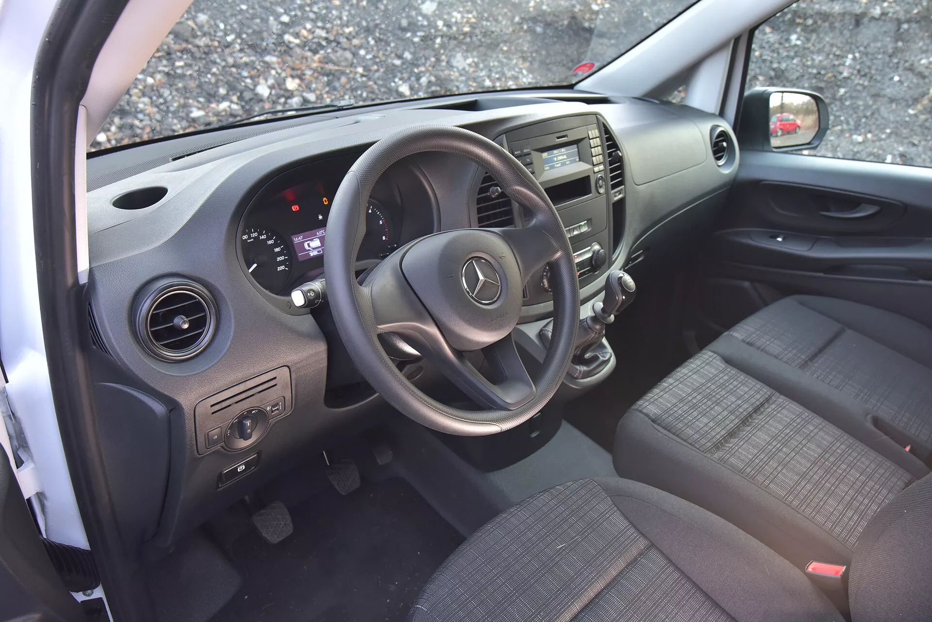 Widok wnętrza Mercedes-Benz Vito Tourer 2014 skupiony na stronie kierowcy z kierownicą, deska rozdzielcza i dźwignia zmiany biegów.