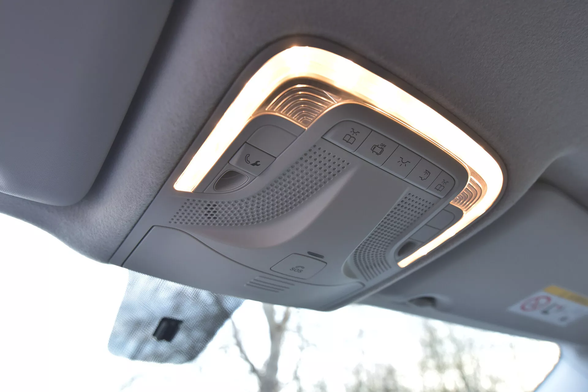 Szczegółowy widok konsoli dachowej Mercedes-Benz Vito 2014 z kontrolami oświetlenia i szyberdachu, funkcją SOS, mikrofonem, głośnikiem i wskaźnikiem czujnika drzwi, prezentujący zaawansowaną technologię i design samochodu