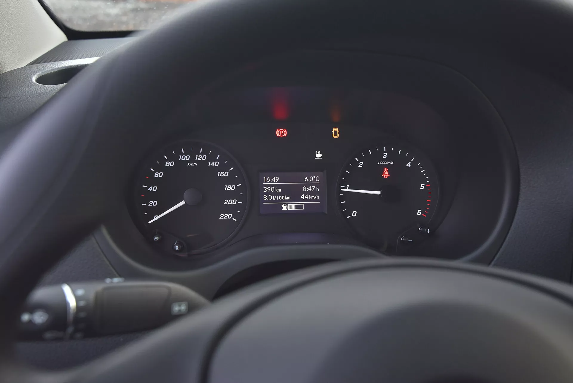 Zbliżenie na zespół wskaźników Mercedes-Benz Vito Tourer 2014 pokazujące prędkościomierz, obrotomierz i wyświetlacz cyfrowy z temperaturą, czasem i odczytami licznika kilometrów, z miękkim skupieniem na otaczającej desce rozdzielczej i kierownicy
