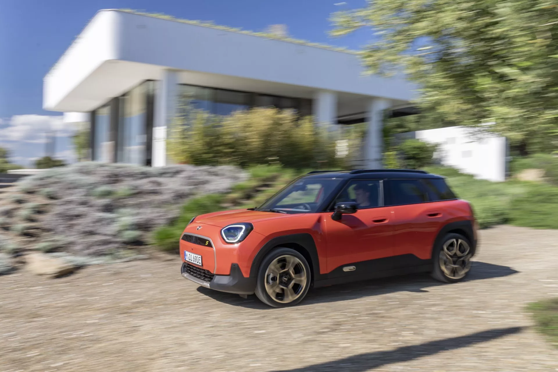 Mini Aceman 2024 (J05) pokazujące swoje eleganckie, kompaktowe wzornictwo, dynamiczne linie i innowacyjną technologię