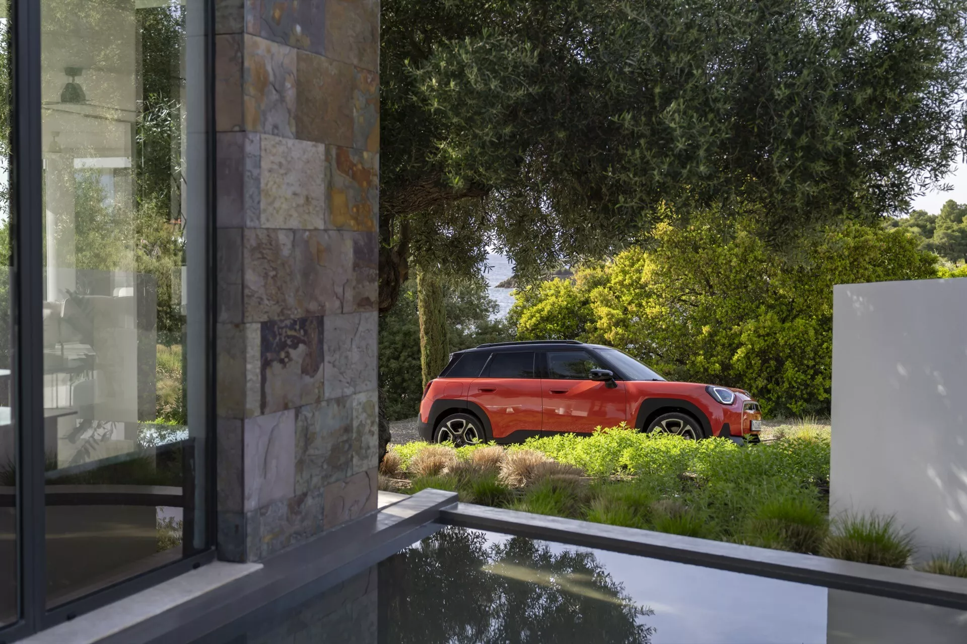 Mini Aceman 2024 (J05) prezentujący zaawansowany design, kompaktowy elektryczny SUV w żywym kolorze