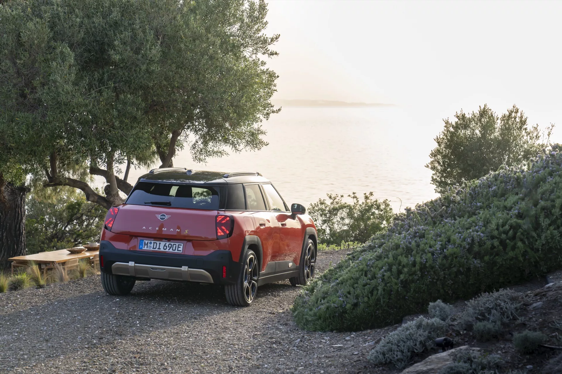 Mini Aceman 2024 (J05) prezentuje elegancki design z żywymi kolorami, innowacyjne funkcje technologiczne i ekologiczny napęd elektryczny