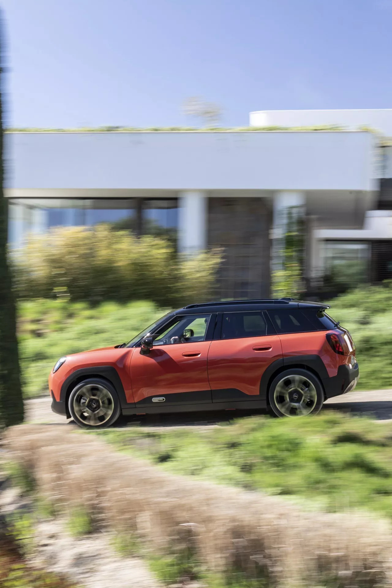 Mini Aceman 2024 (J05) prezentujący swój elegancki design, żywe opcje kolorystyczne i innowacyjne funkcje