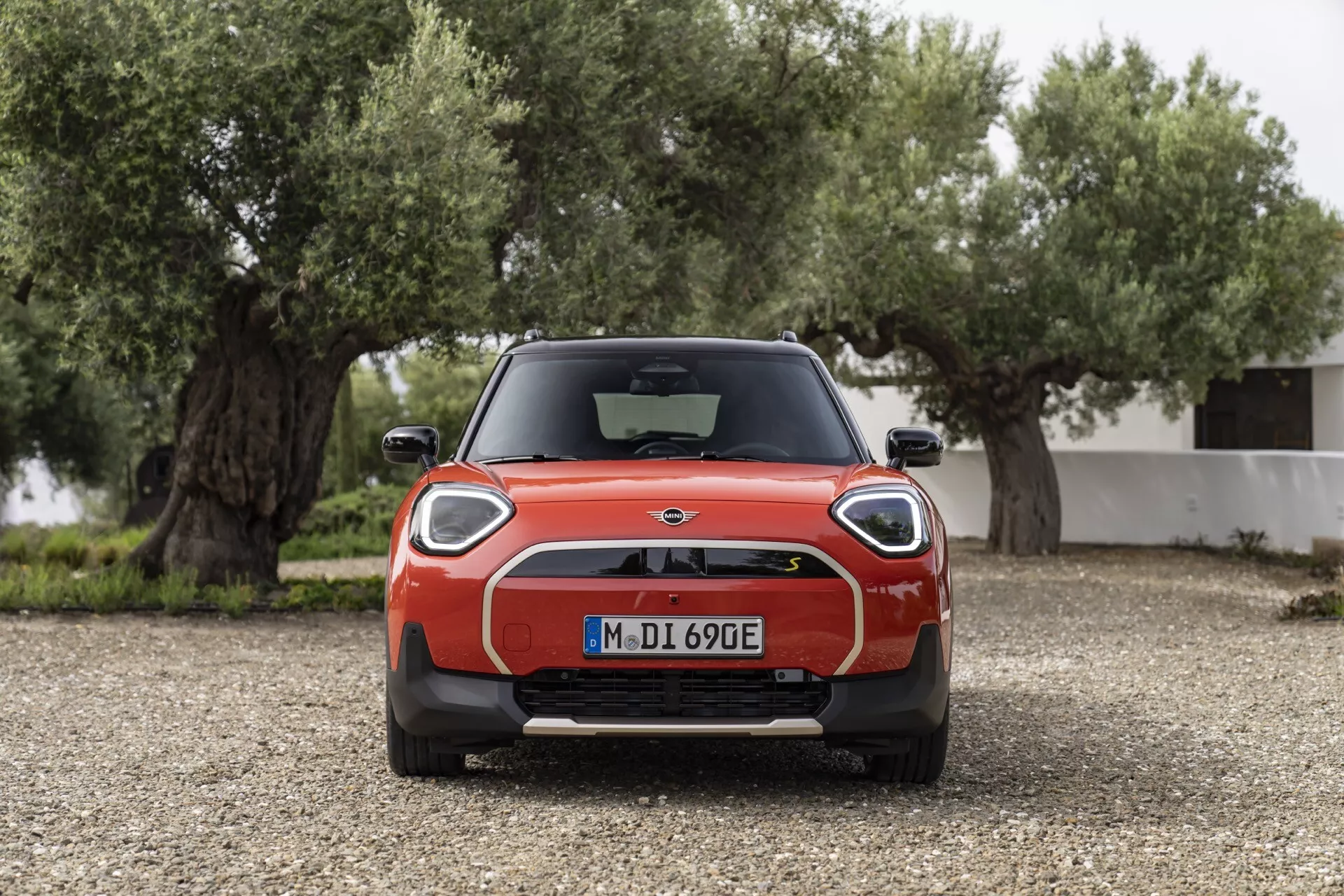 MINI Aceman 2024 (J05) w żywym kolorze prezentujący jego elegancki design i nowoczesne funkcje