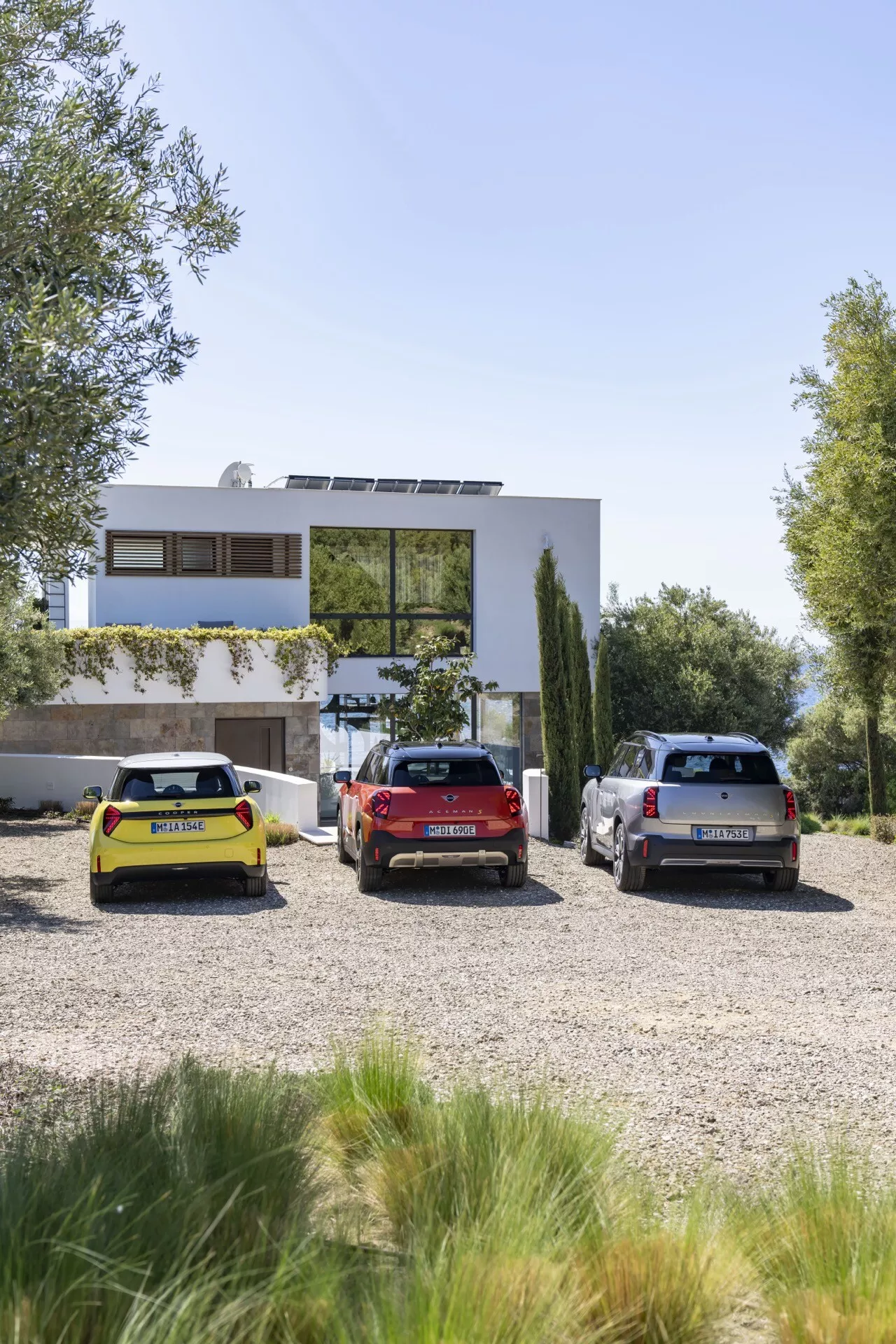 MINI Aceman 2024 (J05) prezentujący swój elegancki design, żywe kolory zewnętrzne i najnowszą technologię pojazdów elektrycznych