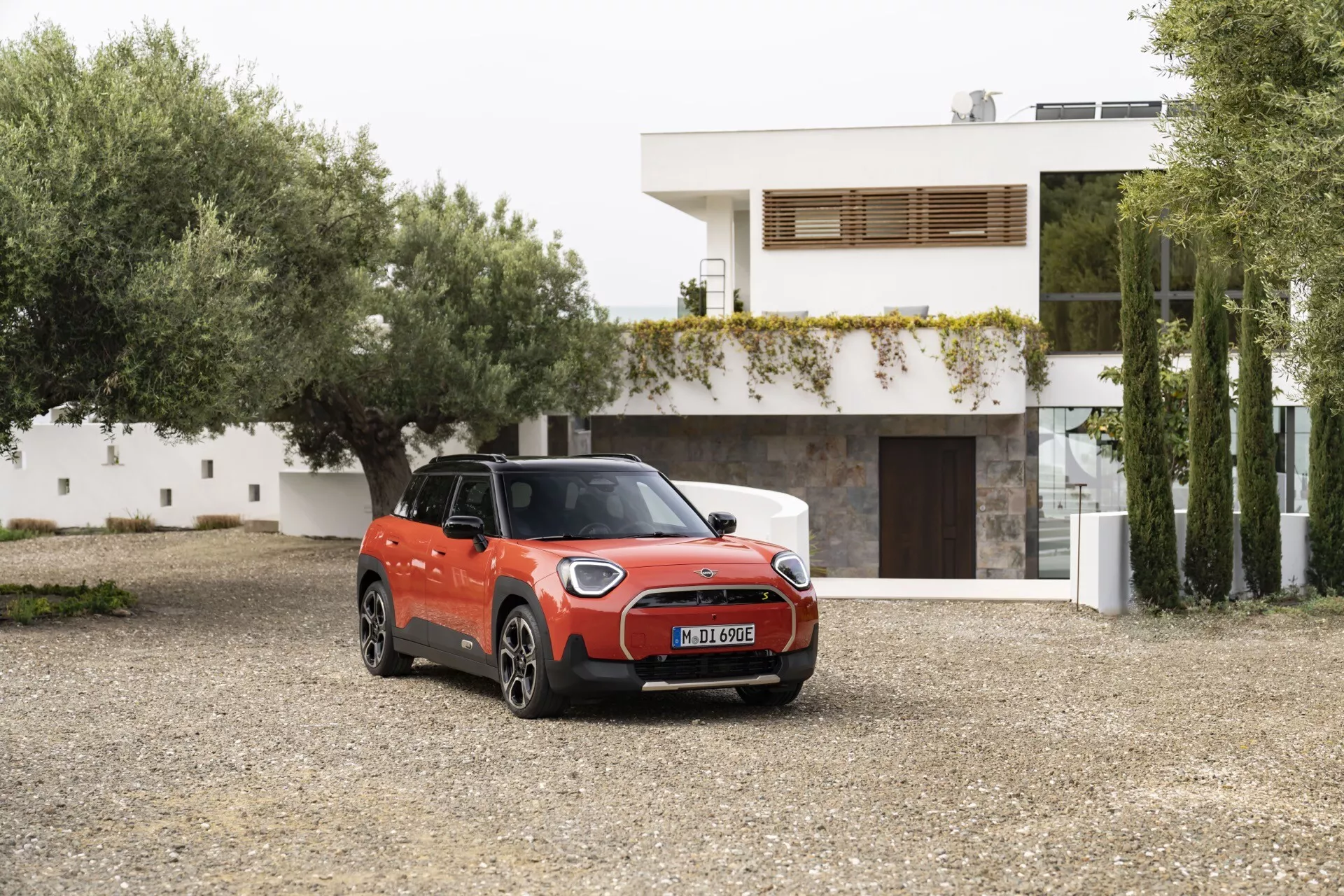 Mini Aceman 2024 (J05) prezentujący swój elegancki design i futurystyczne funkcje