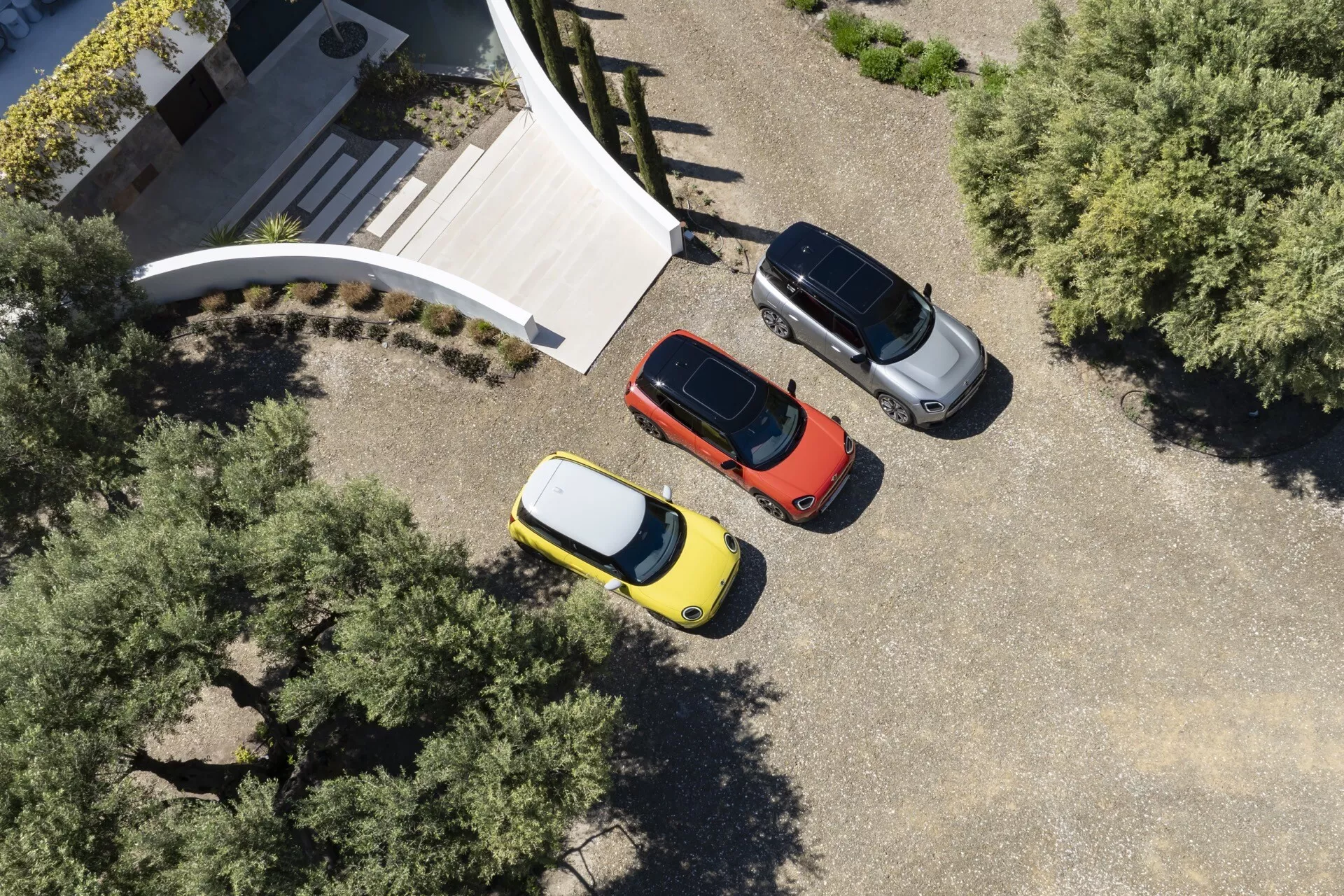 Mini Aceman 2024 (J05) prezentuje się z uderzającym designem, cechującym się dynamicznymi liniami, kompaktową posturą, oraz zaawansowaną integracją technologii
