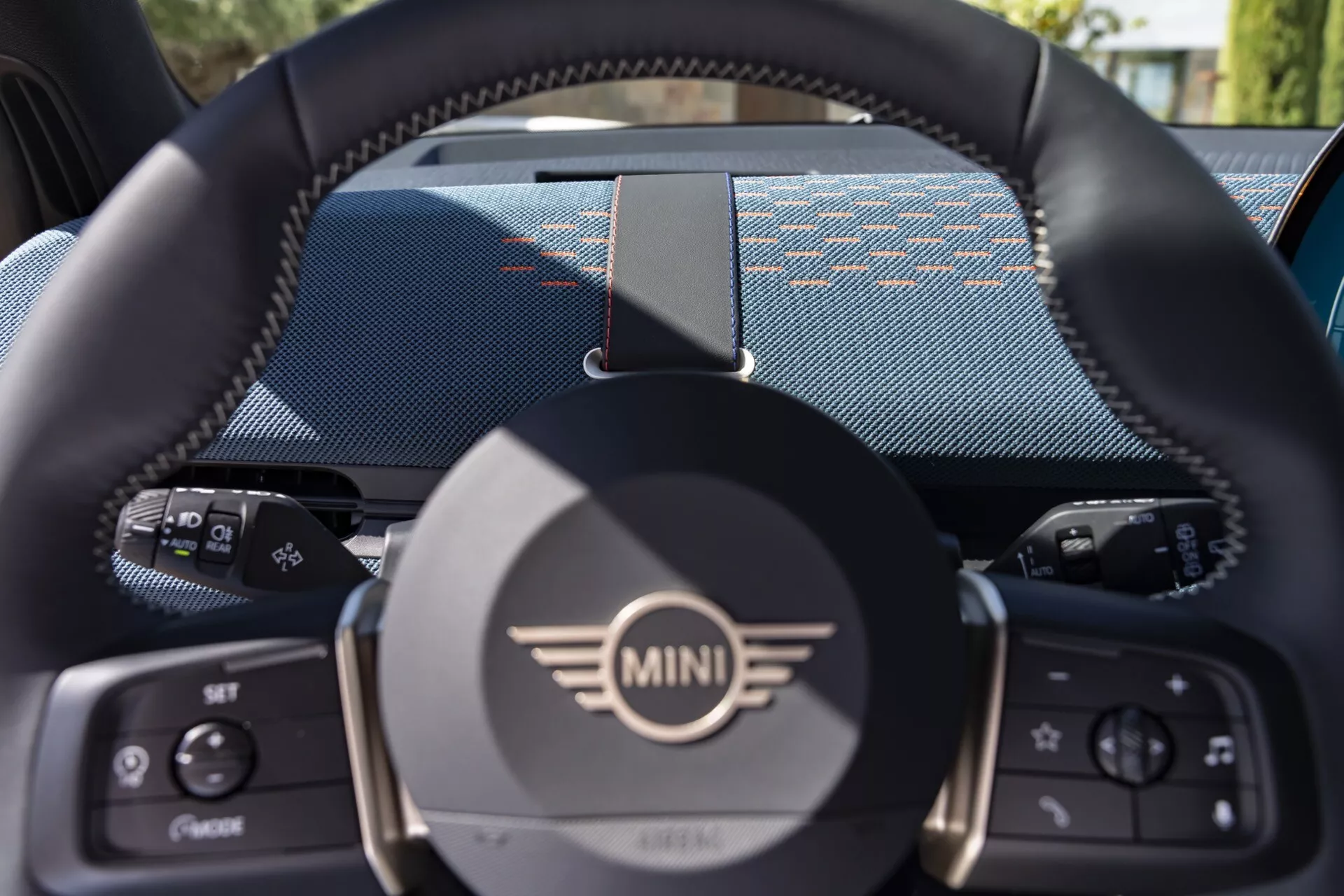 Mini Aceman 2024 (J05) prezentujący elegancki design i zaawansowane funkcje