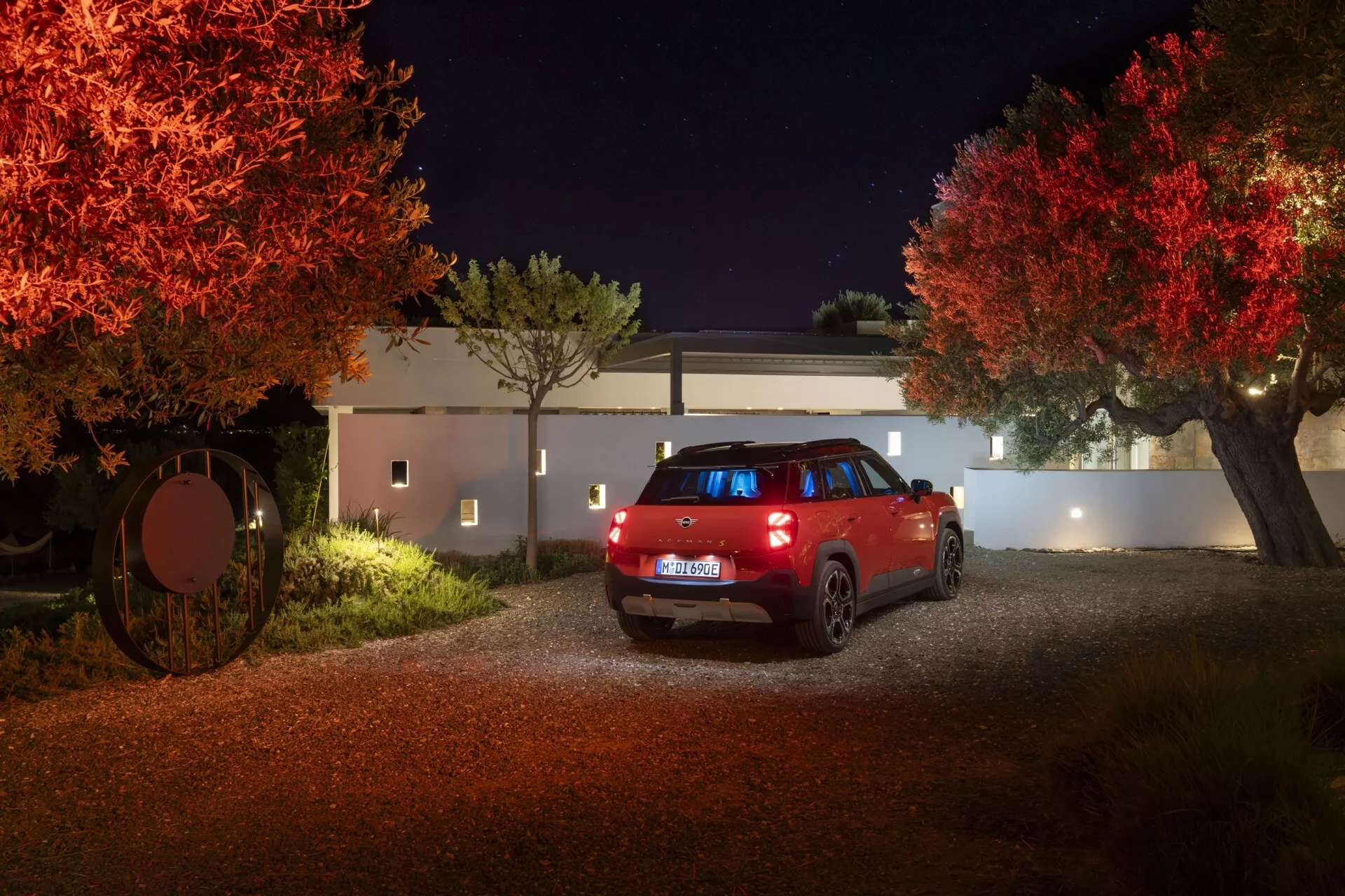 Mini Aceman 2024 (J05) prezentujący kompaktową konstrukcję, elektryczny napęd i innowacyjne funkcje
