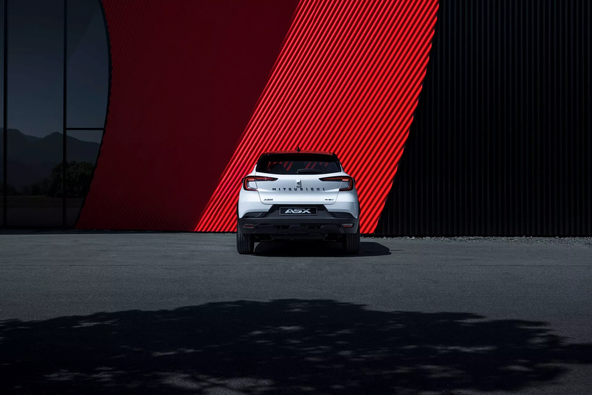 Widok z boku Mitsubishi ASX 2023 drugiej generacji, prezentujący elegancki design, nowoczesne reflektory LED i stylowe alufelgi.