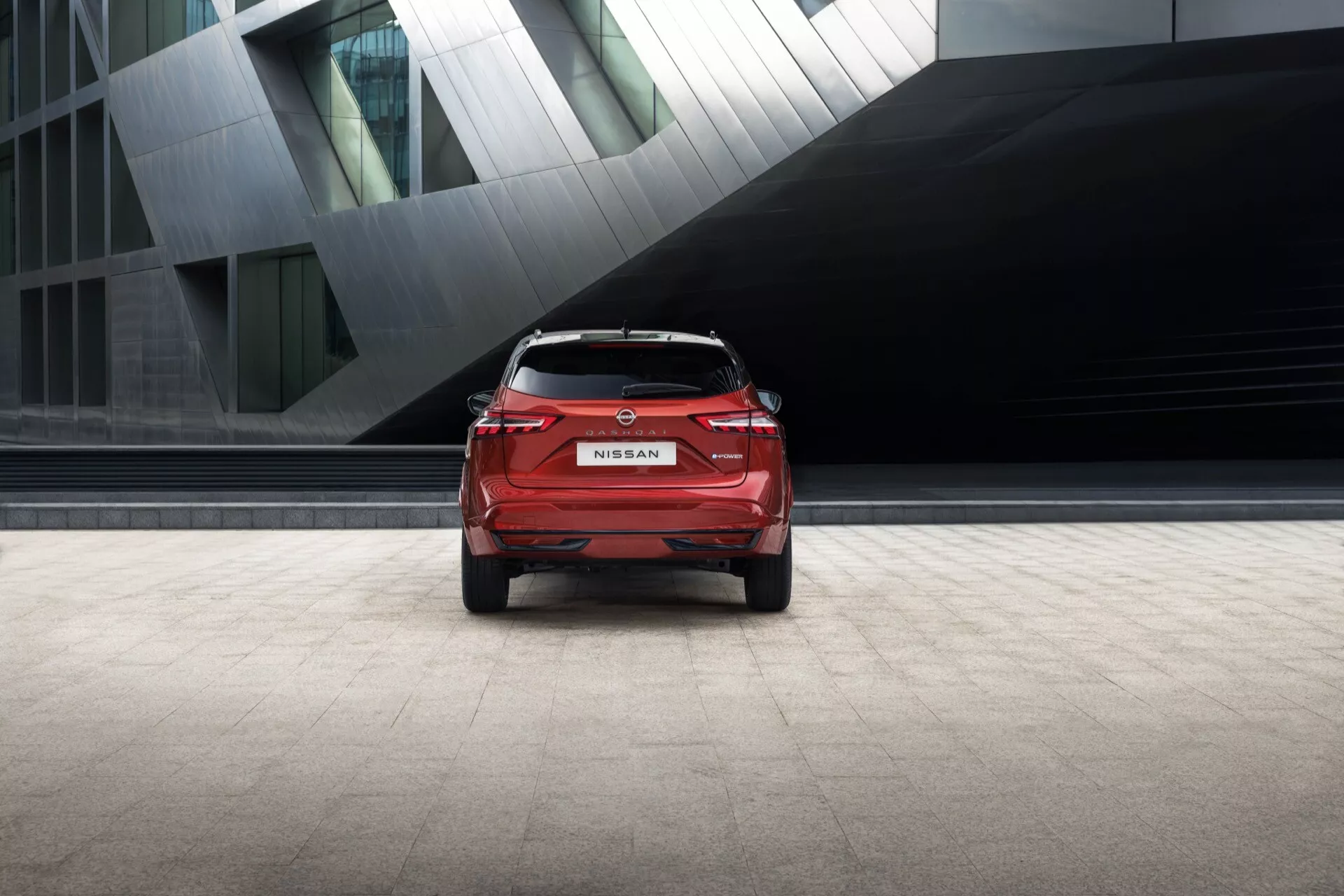 Nissan Qashqai 2024 (J12-Facelift) wyróżnia się eleganckim, nowoczesnym designem z aerodynamicznymi liniami, ulepszonymi reflektorami LED i przeprojektowaną kratą, prezentującą jego wyrafinowaną estetykę i zaawansowaną technologię.