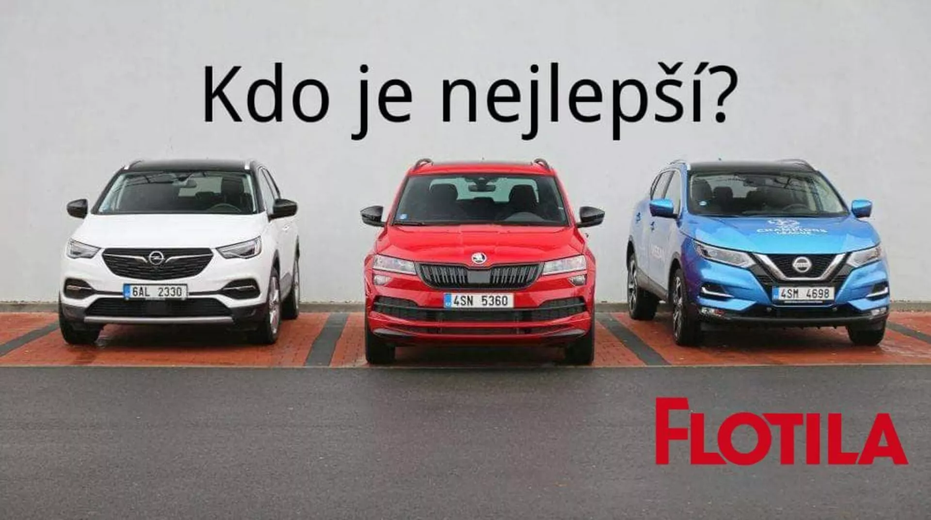 Szereg trzech samochodów na parkingu, w tym biały SUV z nowoczesnymi światłami do jazdy dziennej LED i felgami aluminiowymi wieloszprychowymi, czerwony hatchback z sportowym przednim zderzakiem i felgami aluminiowymi, oraz niebieski crossover z grillem w kształcie litery V i kątowymi światłami LED, wszystkie skierowane do kamery przeciwko prostej ścianie z oznaczeniem miejsc parkingowych.