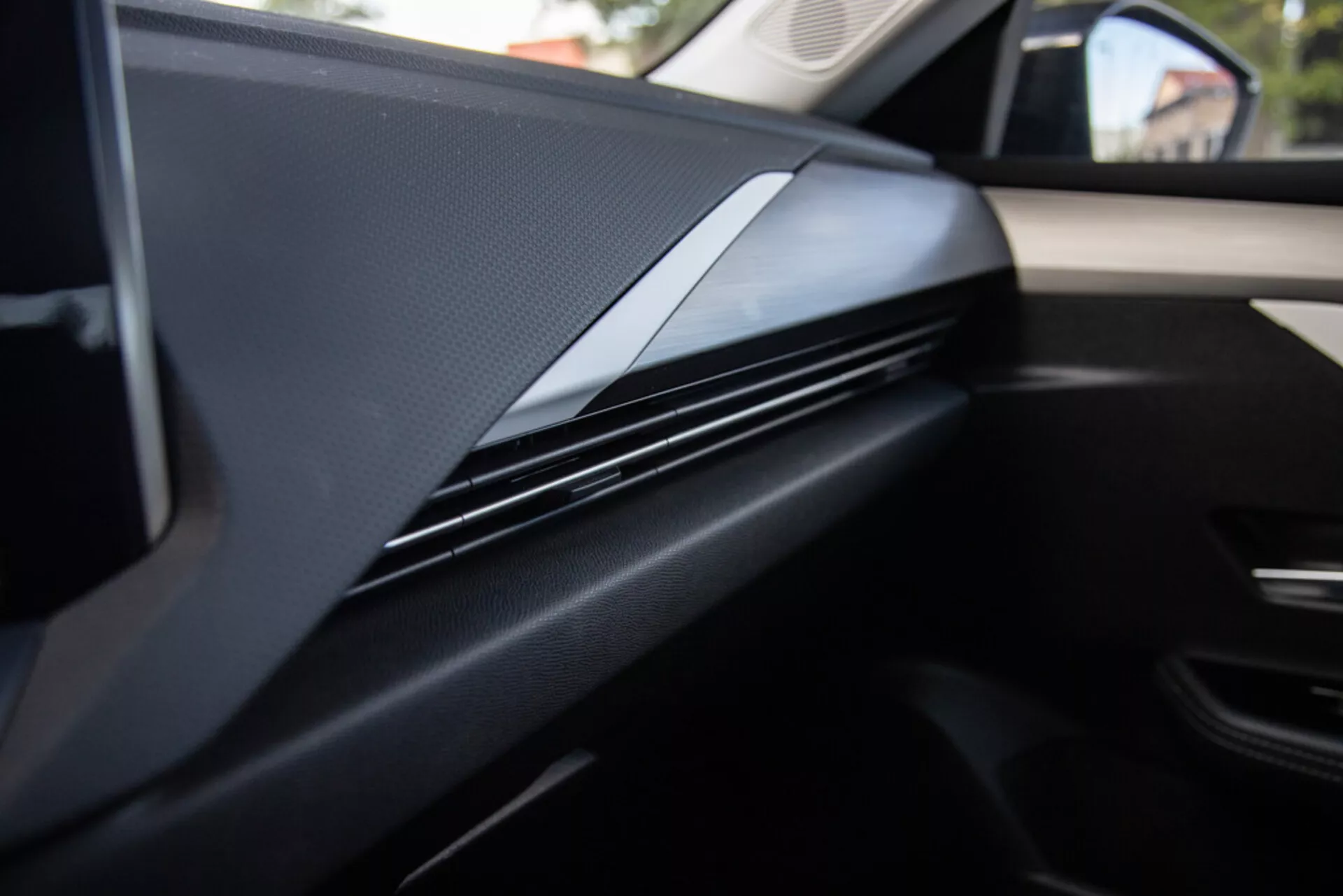 Opel Astra 2022 w ruchu prezentujący elegancki design i innowacyjne funkcje technologiczne