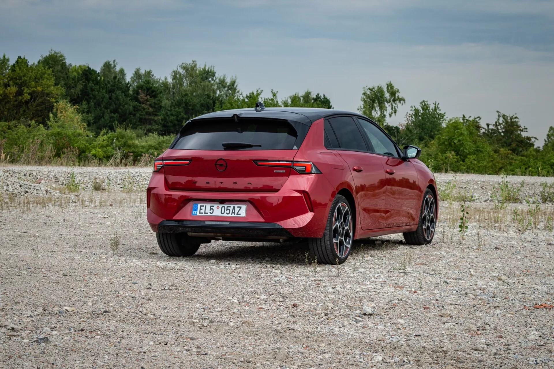 Zewnętrzny widok Opla Astry 2022 podkreślający jego elegancki design i nowoczesne funkcje