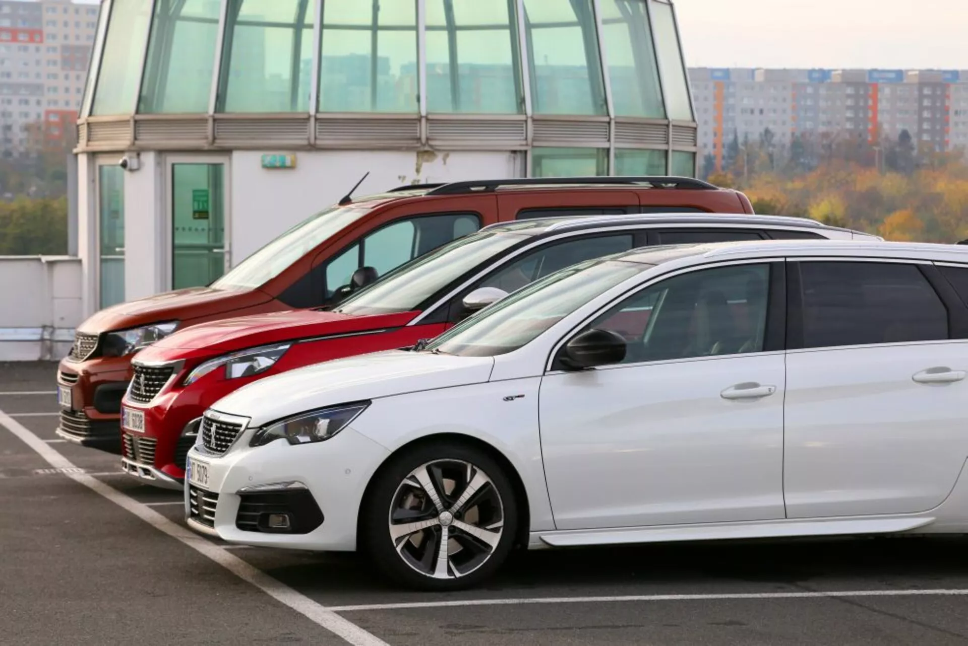 Peugeot 3008 z 2016 roku w nienagannym stanie, prezentujący swój elegancki czarny wygląd zewnętrzny, nowoczesne cechy projektowe, reflektory LED i przestronne wnętrze