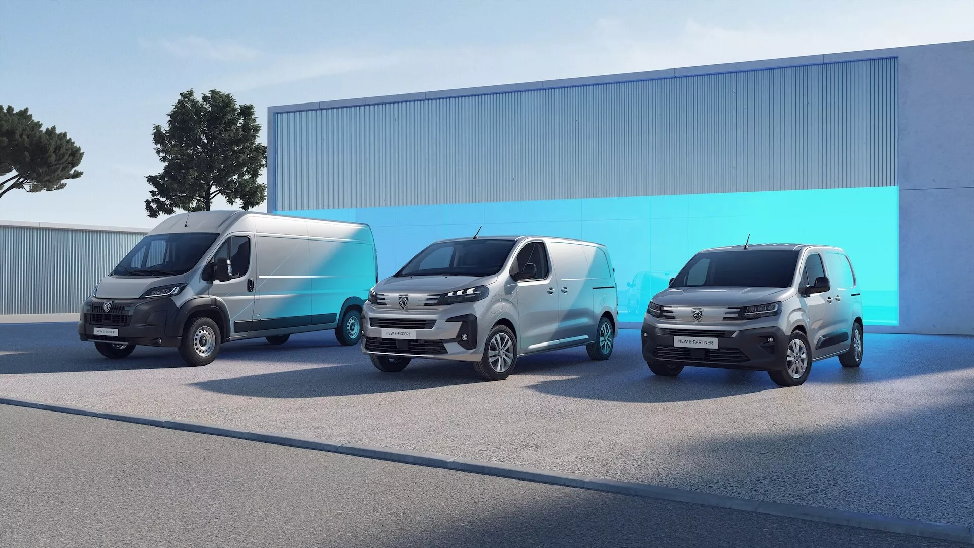 Cyfrowa wizualizacja trzech dostawczych samochodów Peugeot o różnych rozmiarach, zaparkowanych obok siebie na minimalistycznym tle. Linia obejmuje dużego ciemnego vana, średniego białego vana i małego szarego vana, wszystkie z nowoczesnymi elementami designu, takimi jak wyraźny przedni grill, reflektory i konturowane panele nadwozia. Obraz podkreśla stylizację pojazdów, odpowiadającą potrzebom transportu komercyjnego.