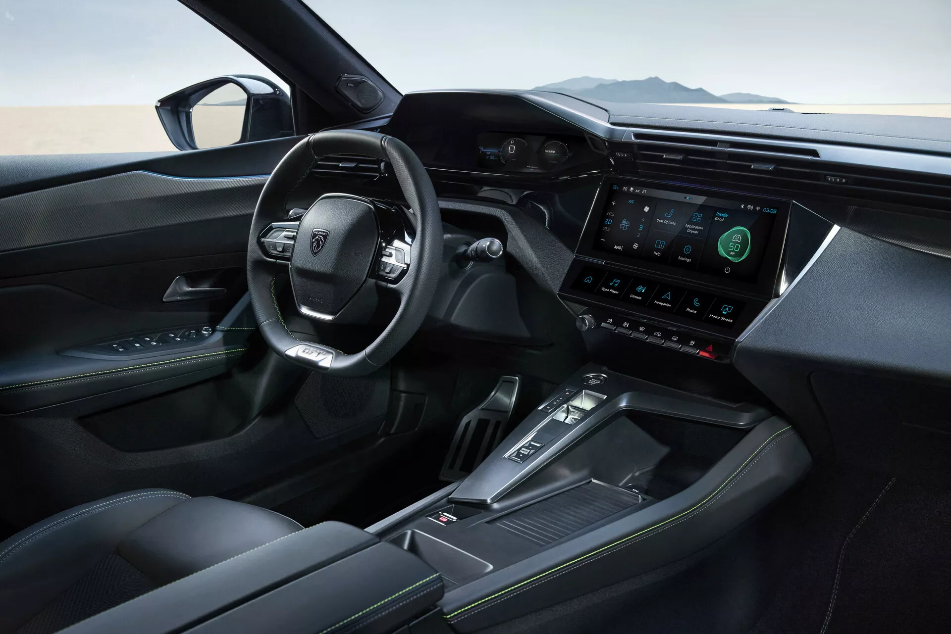 Widok wnętrza Peugeot 408 2023 skupiony na luksusowej przedniej kabinie z cyfrowym wyświetlaczem deski rozdzielczej, wielofunkcyjną kierownicą, elegancką konsolą środkową z e-przełącznikiem, wygodnymi skórzanymi siedzeniami i zaawansowanymi systemami asystenta kierowcy.